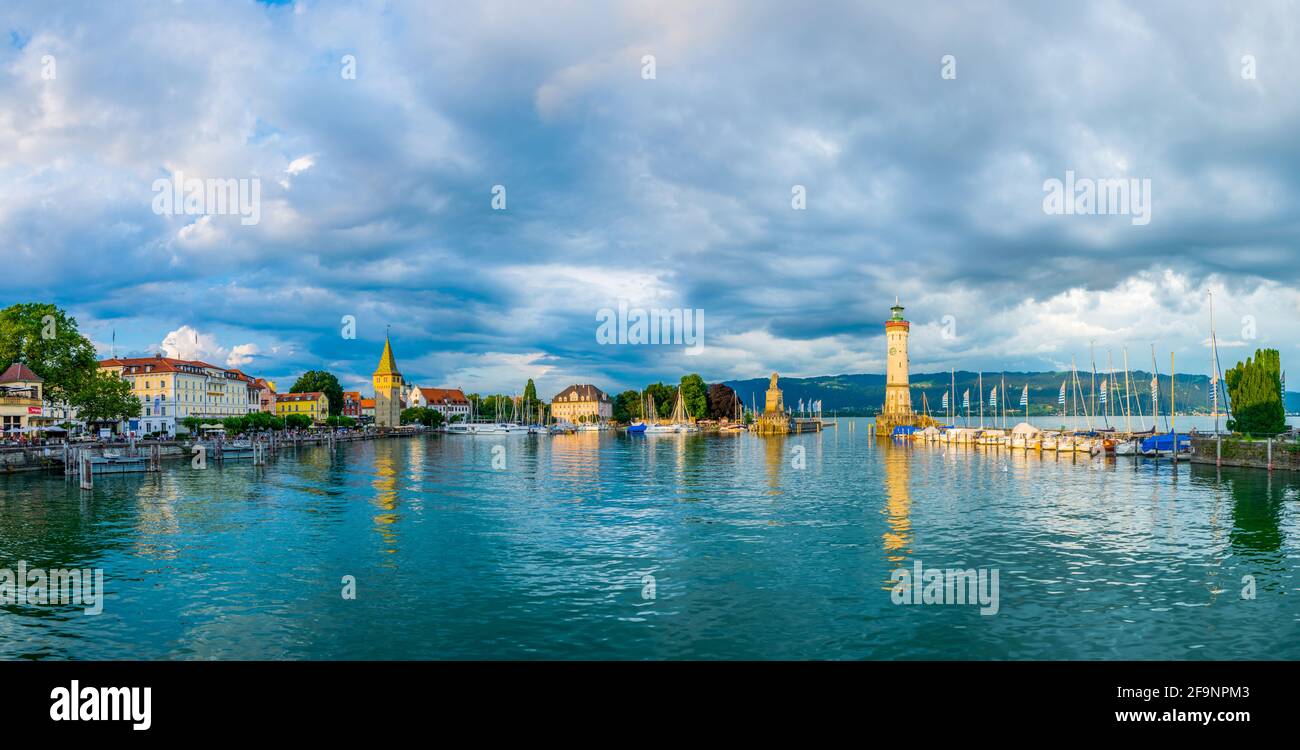 Panoramablick auf einen Hafen in der deutschen Stadt Lindau bei Sonnenuntergang. Stockfoto
