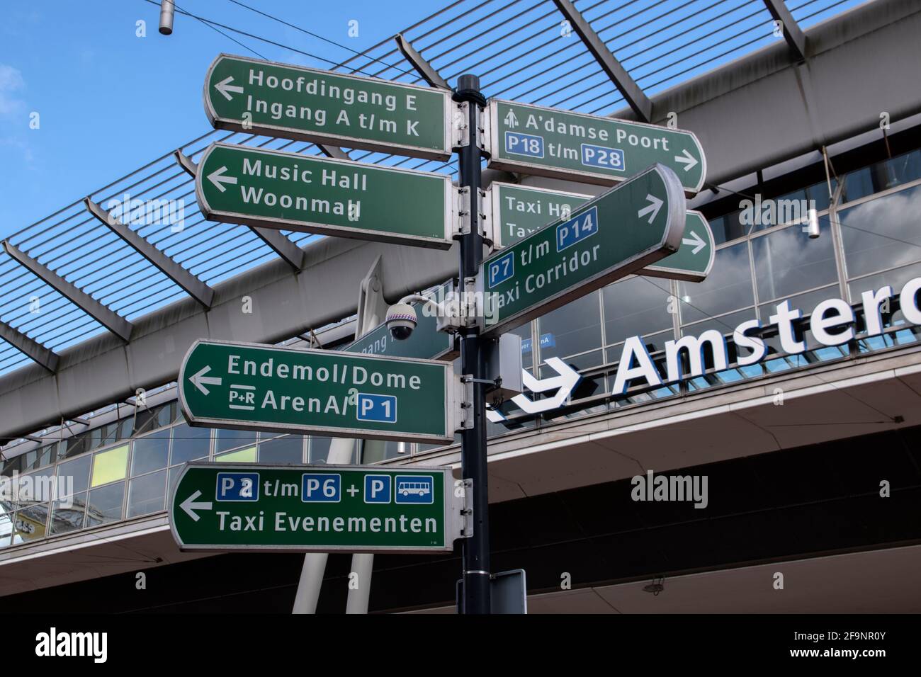 Ausschilderung Am Bahnhof Bijlmer In Amsterdam Niederlande 1-3-2020 Stockfoto