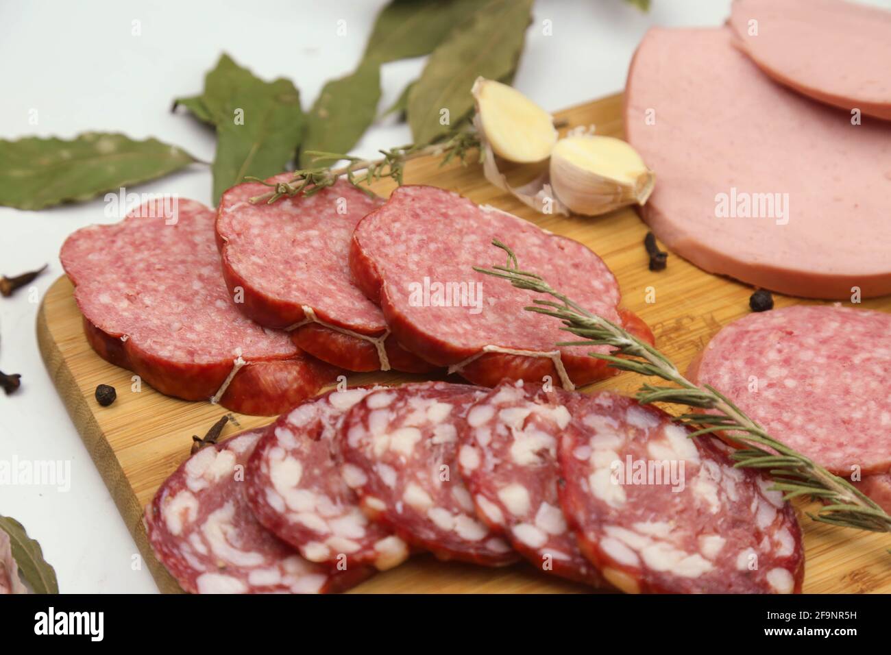 Geräucherte Schweinefleischwürste, isoliert auf weißem Hintergrund. Stockfoto