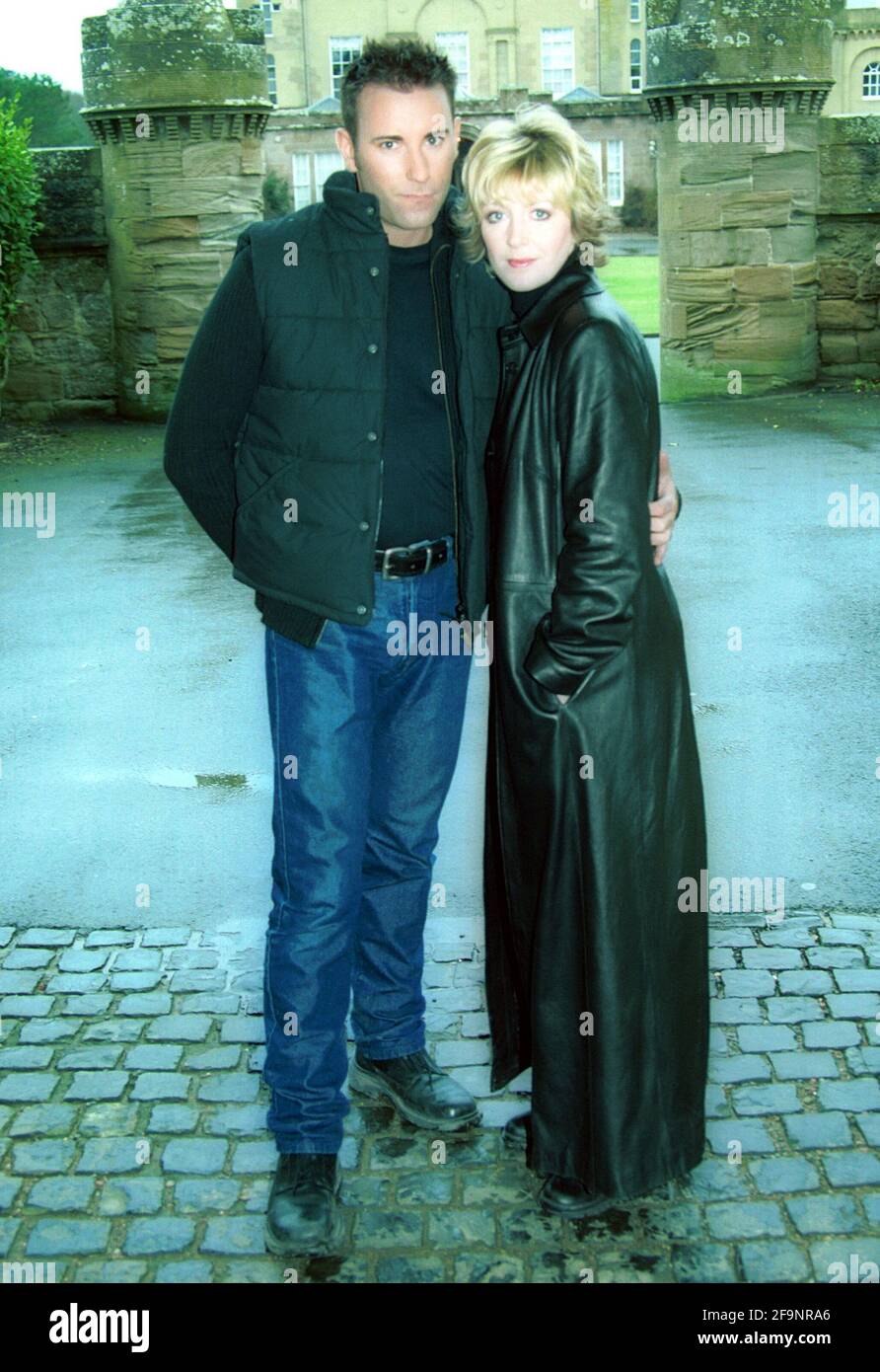 Yvette Fielding im Culzean Castle, Ayrshire, wo sie eine Episode für Living TV Most Haunted mit Jason Karl vorstellte. Ein Team paranormaler Experten beginnt mit Untersuchungen an Geisterorten, wobei psychische Medien und wissenschaftliche Geräte eingesetzt werden. Stockfoto