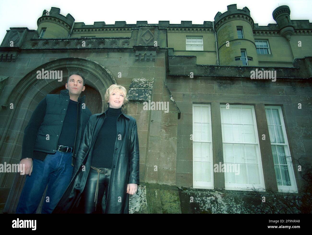 Yvette Fielding im Culzean Castle, Ayrshire, wo sie eine Episode für Living TV Most Haunted mit Jason Karl vorstellte. Ein Team paranormaler Experten beginnt mit Untersuchungen an Geisterorten, wobei psychische Medien und wissenschaftliche Geräte eingesetzt werden. Stockfoto