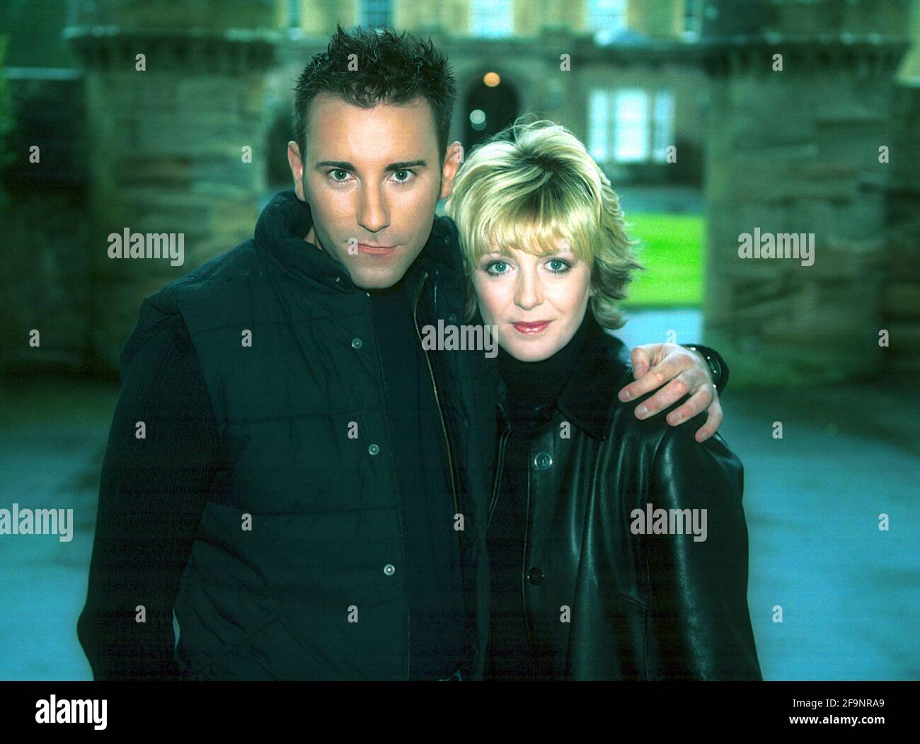 Yvette Fielding im Culzean Castle, Ayrshire, wo sie eine Episode für Living TV Most Haunted mit Jason Karl vorstellte. Ein Team paranormaler Experten beginnt mit Untersuchungen an Geisterorten, wobei psychische Medien und wissenschaftliche Geräte eingesetzt werden. Stockfoto