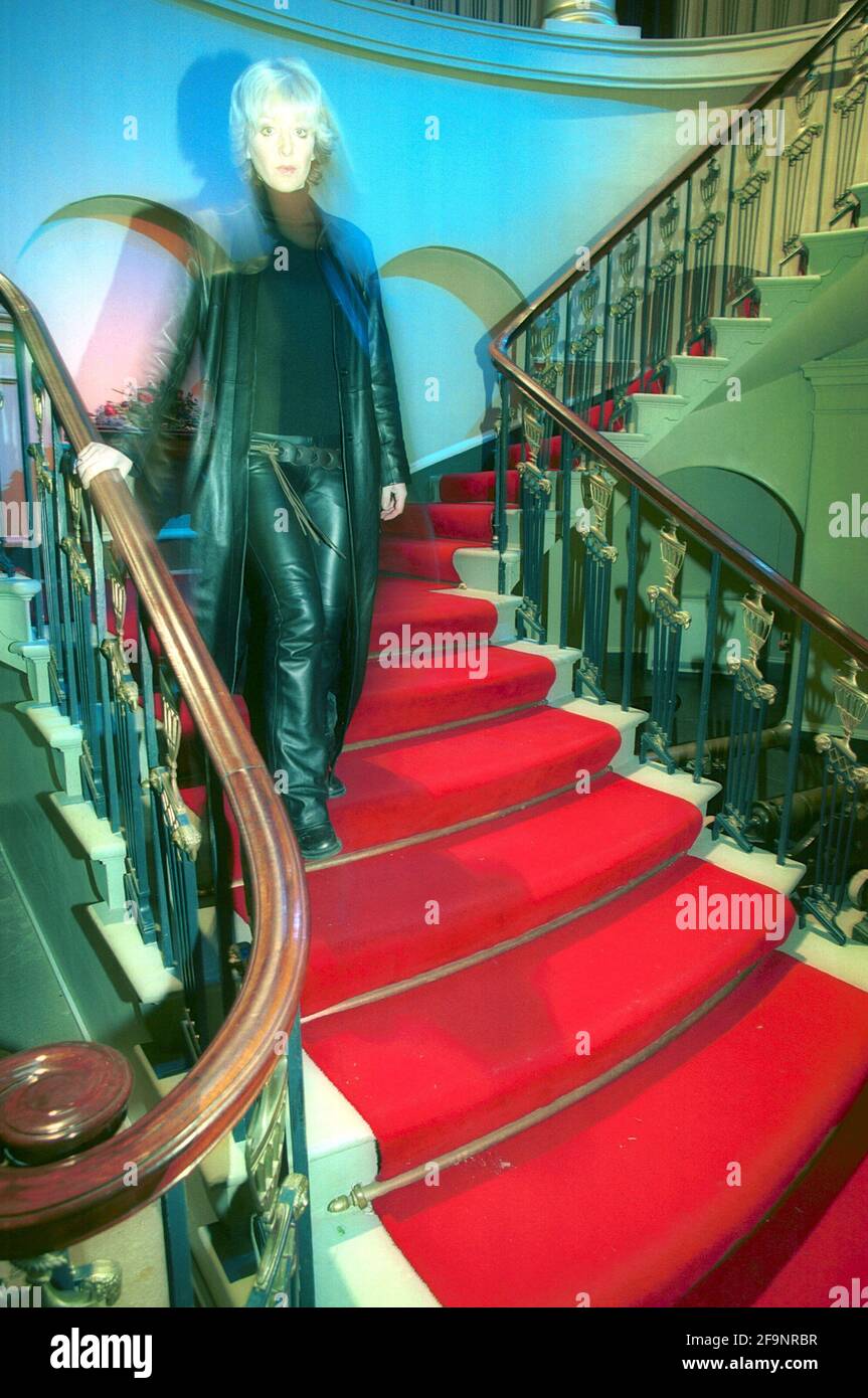 Yvette Fielding im Culzean Castle, Ayrshire, wo sie eine Episode für Living TV Most Haunted vorstellte.EIN Team paranormaler Experten startet Untersuchungen an heimtsuchenden Orten mit Hilfe psychischer Medien und wissenschaftlicher Ausrüstung. Stockfoto