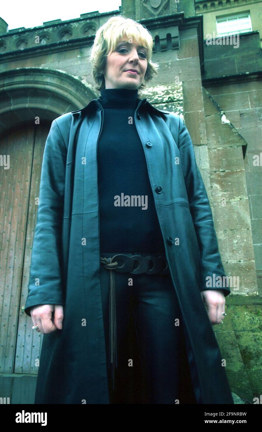 Yvette Fielding im Culzean Castle, Ayrshire, wo sie eine Episode für Living TV Most Haunted vorstellte.EIN Team paranormaler Experten startet Untersuchungen an heimtsuchenden Orten mit Hilfe psychischer Medien und wissenschaftlicher Ausrüstung. Stockfoto