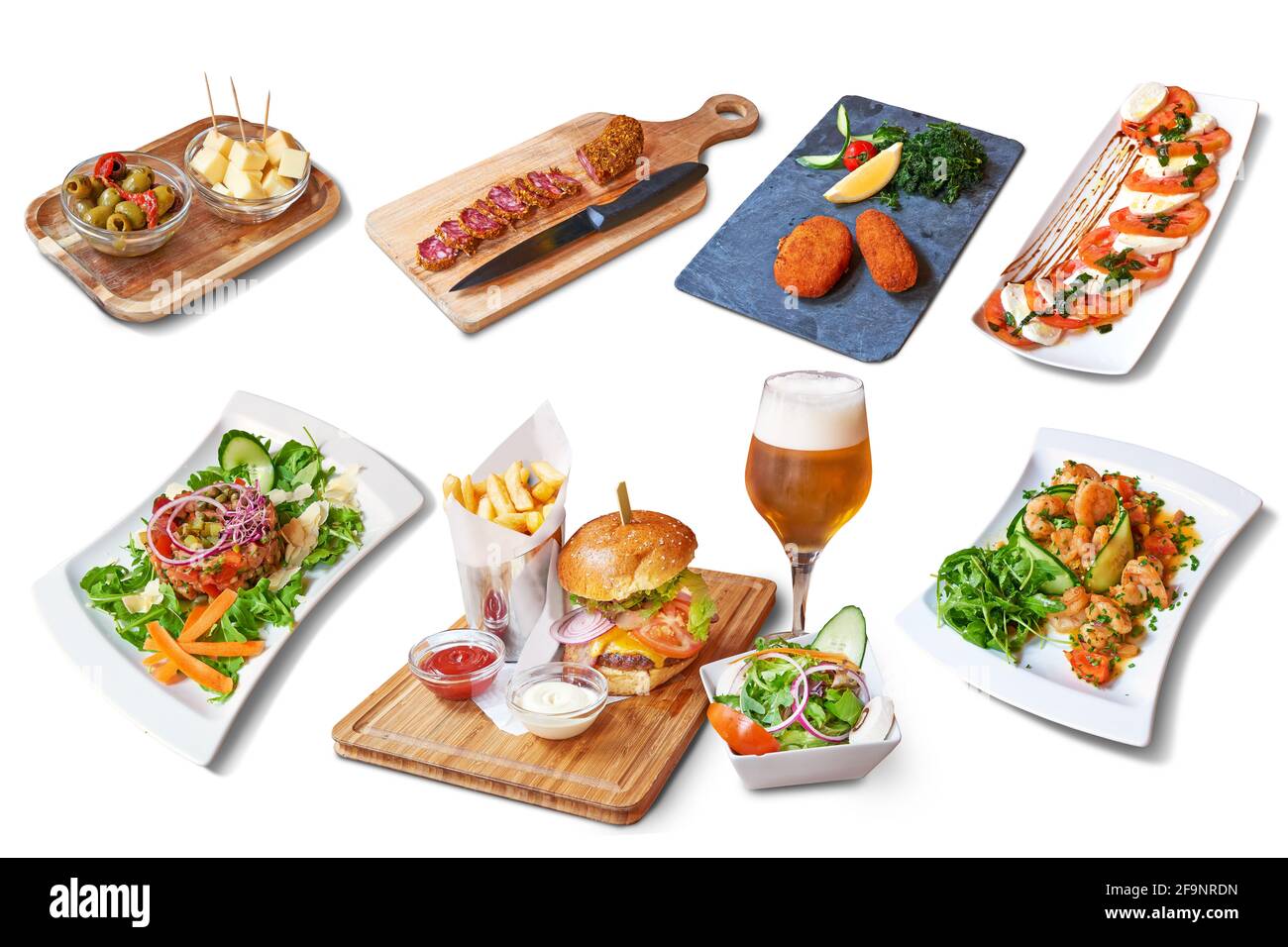 Pub-Essen. Einige Teller mit kulinarischen Speisen auf weißem Hintergrund verpackt Stockfoto