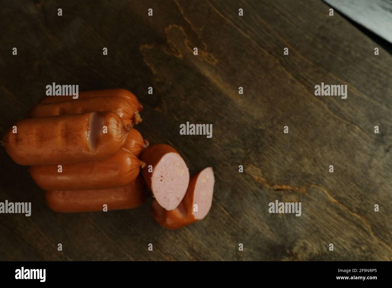 Geräucherte Schweinefleischwürste, isoliert auf weißem Hintergrund. Stockfoto