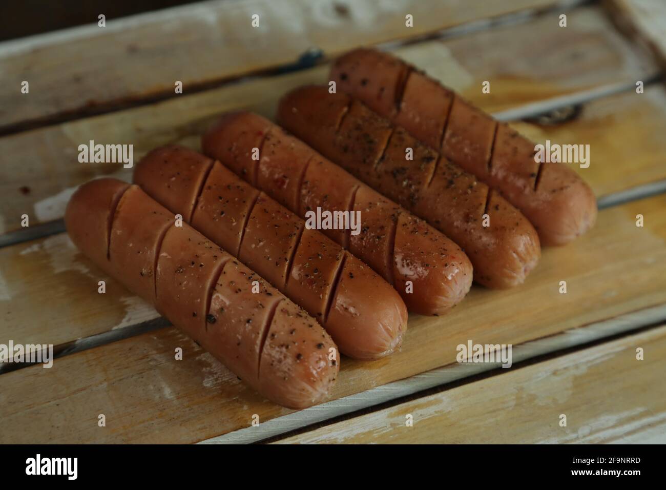 Geräucherte Schweinefleischwürste, isoliert auf weißem Hintergrund. Stockfoto