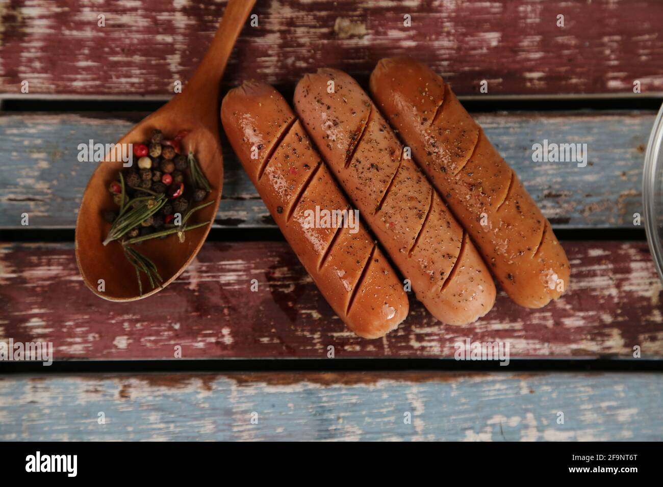 Geräucherte Schweinefleischwürste, isoliert auf weißem Hintergrund. Stockfoto