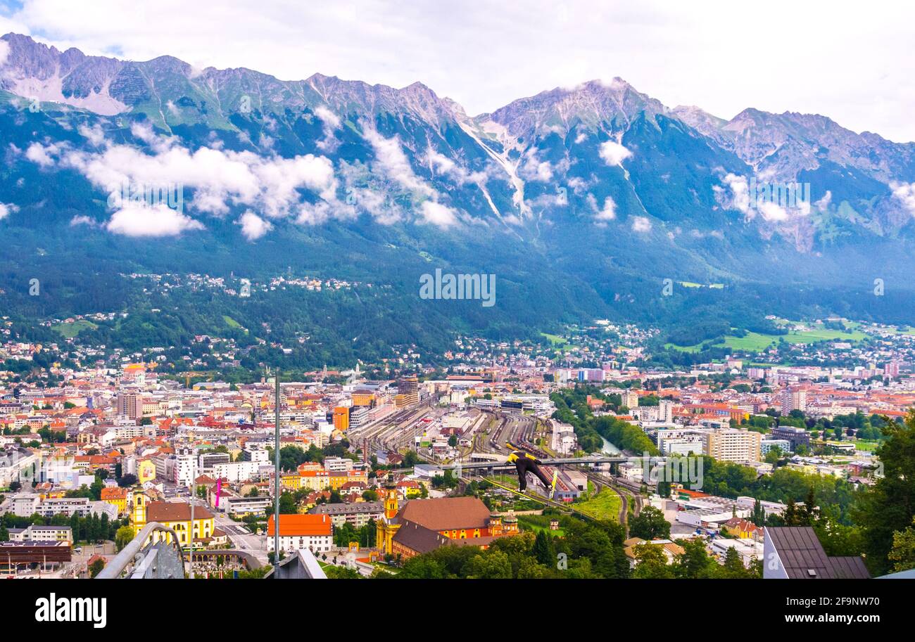 Blick auf die Strecke des Bergisel-Schanzenkestadions mit Blick auf die Stadt Innsbruck in Österreich. Stockfoto