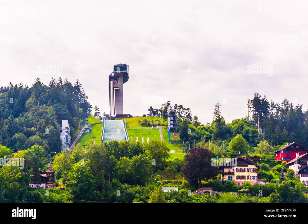 Bergisel Skisprungstadion mit Blick auf Innsbruck Stadt in Österreich. Stockfoto