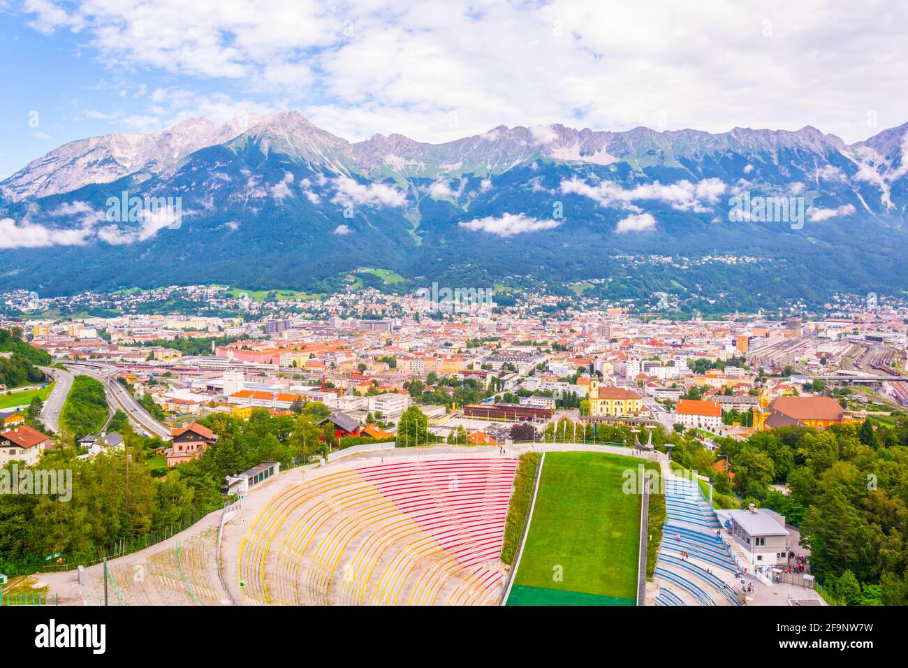 Blick auf die Strecke des Bergisel-Schanzenkestadions mit Blick auf die Stadt Innsbruck in Österreich. Stockfoto