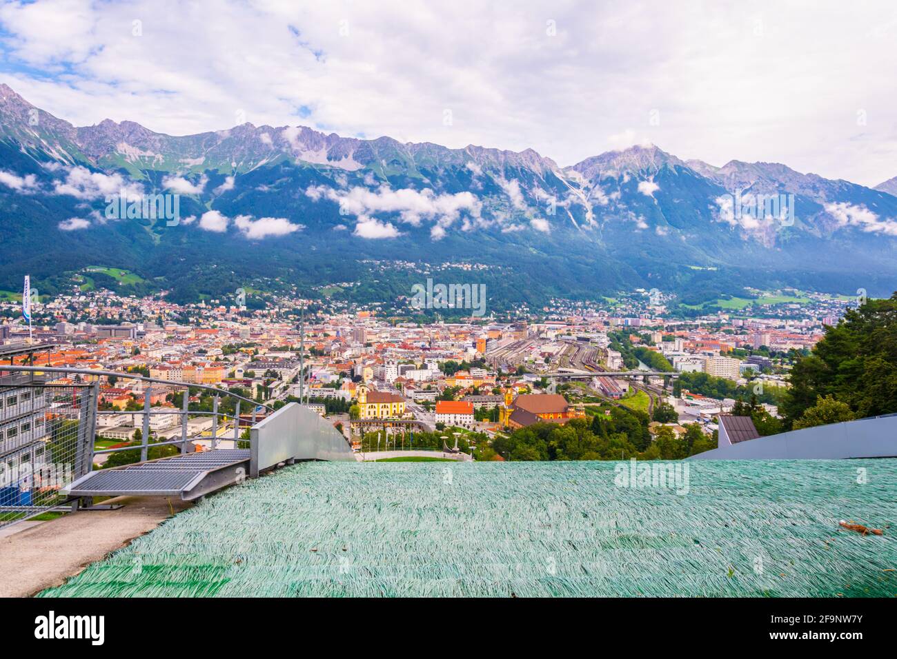 Blick auf die Strecke des Bergisel-Schanzenkestadions mit Blick auf die Stadt Innsbruck in Österreich. Stockfoto
