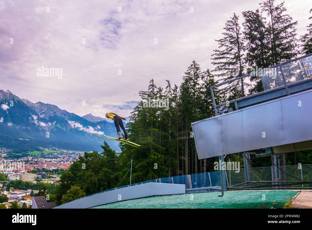 Ein Skispringer macht sich auf einem Skisprungstadion in Österreich auf den Weg. Stockfoto