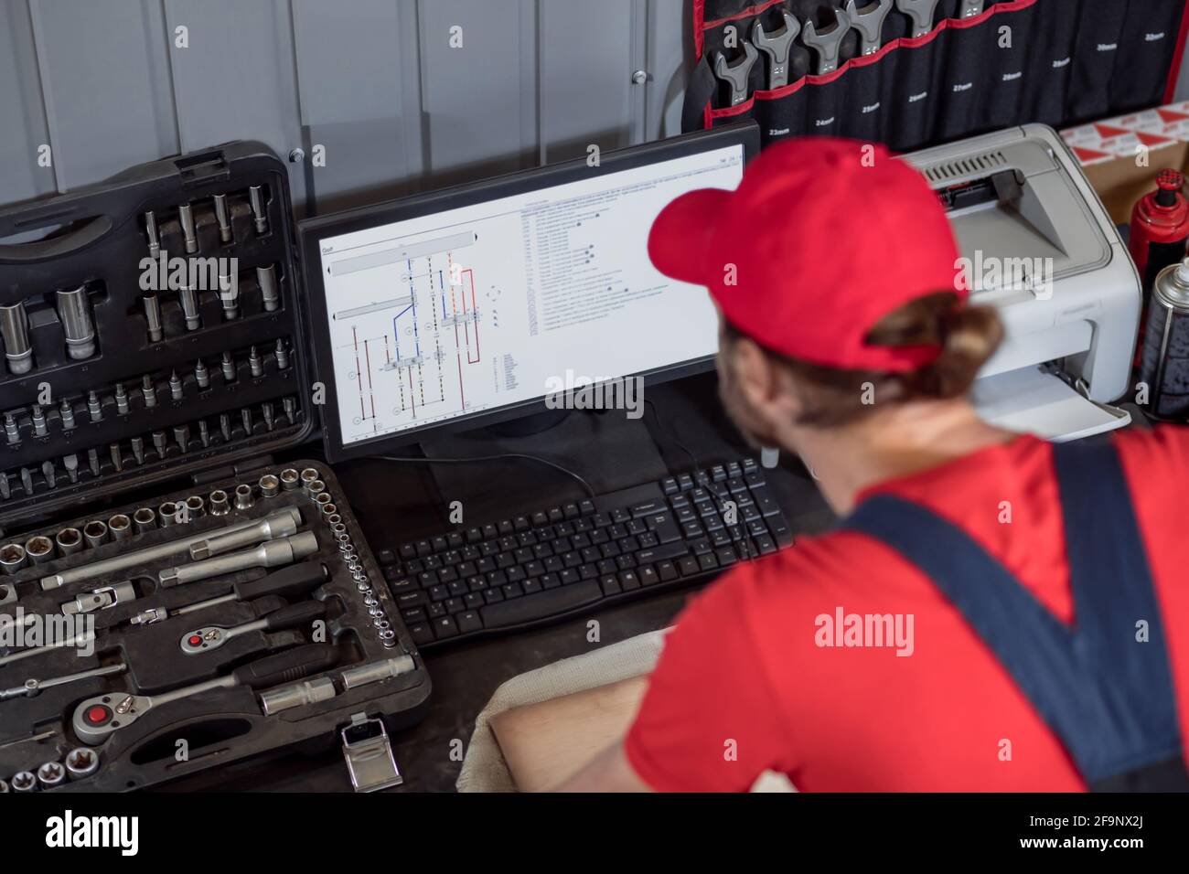 Rückansicht des Mannes, der das Diagramm auf dem Computer betrachtet Stockfoto