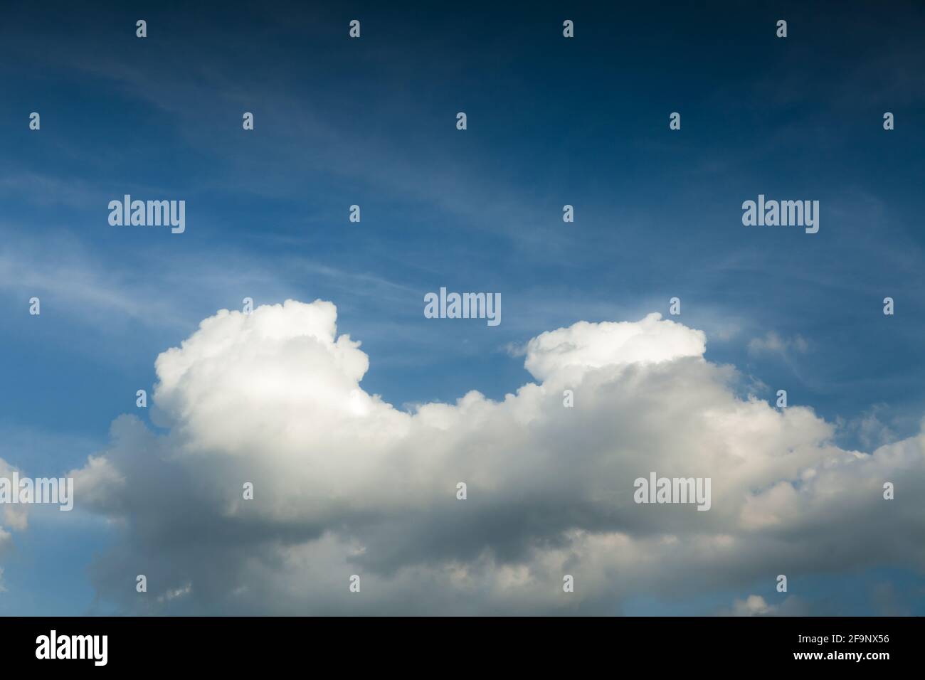 Dramatische weiße Wolken und dunkelblauer Himmel Wetterhintergrund Stockfoto