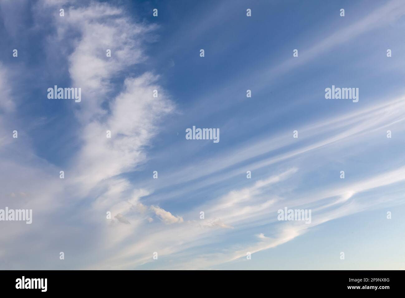 Weiße, wispy Wolkenlinien mit blauem Himmel Hintergrund Stockfoto