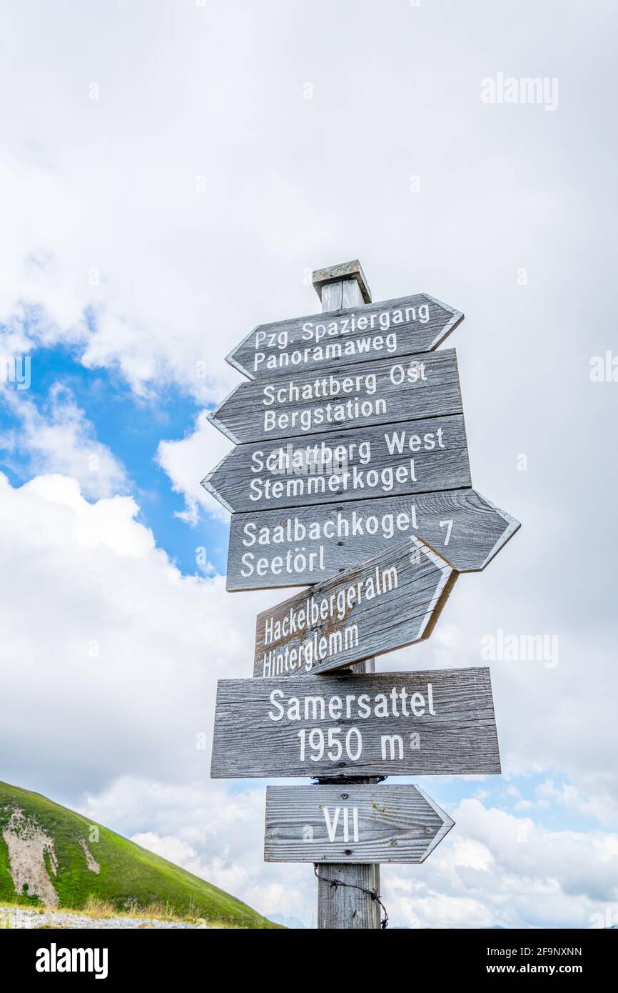 Blick auf ein Schild, das Entfernungen zu verschiedenen Bergen in den alpen bei zell am See, Österreich, anzeigt. Stockfoto
