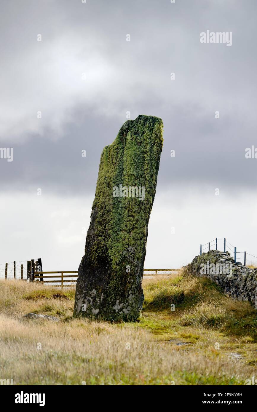 Clach an Trushal, Clach an Truiseil, der Stein des Mitgefühls. 5.8 Meter der höchste Stein in Schottland, in der Nähe des Dorfes Siadar, Isle of Lewis Stockfoto