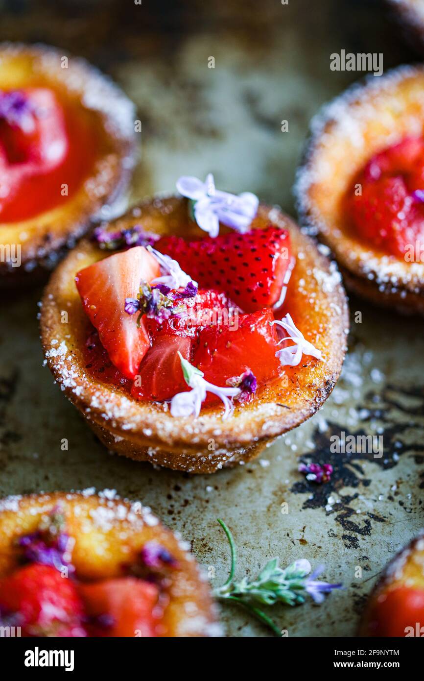 Erdbeeren und Fliedersirup Popovers Stockfoto