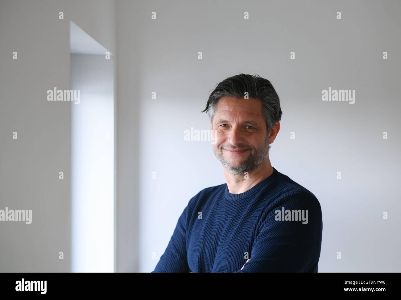 09. April 2021, Berlin: CEO Jan Denecke vom Start-up twlvxtwlv, ausgesprochen "zwölf mal zwölf". Das Unternehmen unterstützt digitale Kunstwerke dabei, mithilfe der NFT-Technologie ein Echtheitszertifikat zu erhalten. NFTS, Non-fungible Tokens, sind eindeutige kryptografische Anmeldeinformationen, die in die Blockchain geschrieben werden, die an eine Datei (Bild, Musik, Video) gekoppelt ist und nicht manipuliert werden kann. Die digitalen Kunstwerke werden über eine Online-Plattform an Musikfans und Sammler vermarktet. Dadurch entstehen manipulationssichere Sammlerstücke. Der Anspruch besteht darin, Kunst für immer digital zugänglich zu machen. Foto: Jens Kalaene/dpa-Zentralbild/ZB Stockfoto