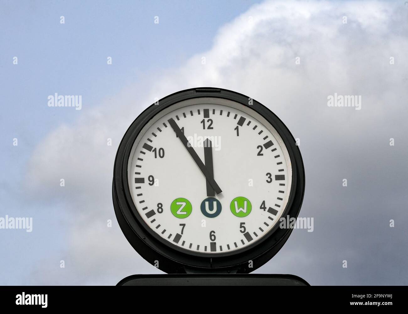 Berlin, Deutschland. April 2021. Eine Uhr zeigt fünf Minuten bis 12 an. Quelle: Jens Kalaene/dpa-Zentralbild/ZB/dpa/Alamy Live News Stockfoto