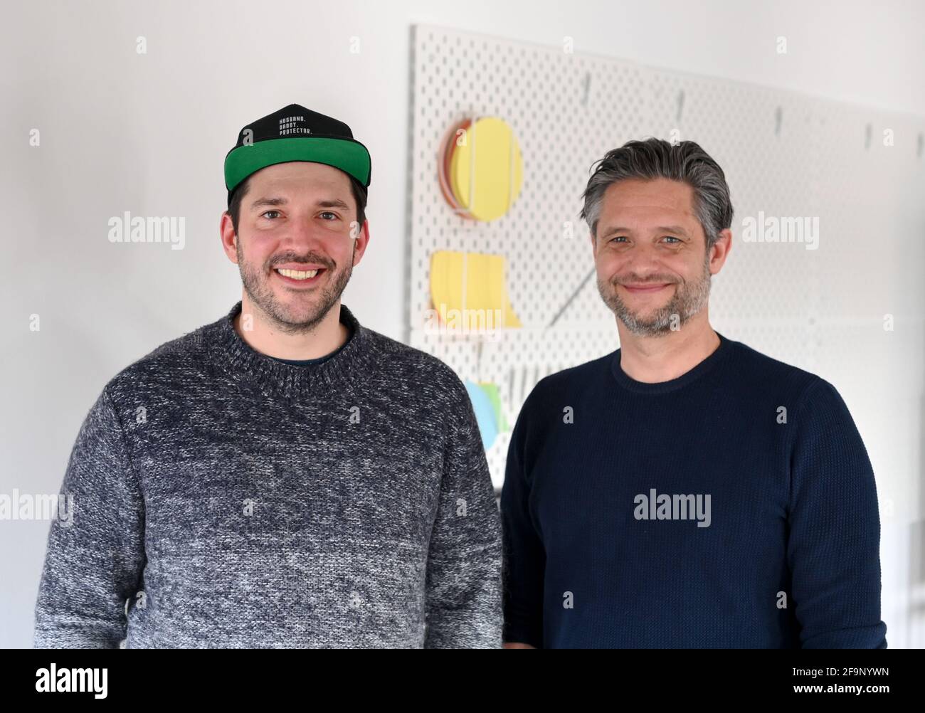 09. April 2021, Berlin: Die Mitbegründer Philipp Köhn (l.) und Jan Denecke vom Start-up twlvxtwlv, ausgesprochen "zwölf mal zwölf". Das Unternehmen unterstützt digitale Kunstwerke dabei, mithilfe der NFT-Technologie ein Echtheitszertifikat zu erhalten. NFTS, Non-fungible Tokens, sind eindeutige kryptografische Anmeldeinformationen, die in die Blockchain geschrieben werden, die an eine Datei (Bild, Musik, Video) gekoppelt ist und nicht manipuliert werden kann. Die digitalen Kunstwerke werden über eine Online-Plattform an Musikfans und Sammler vermarktet. Dadurch entstehen manipulationssichere Sammlerstücke. Der Anspruch besteht darin, Kunst für immer digital zugänglich zu machen. Foto: Jens Kalaene/d Stockfoto