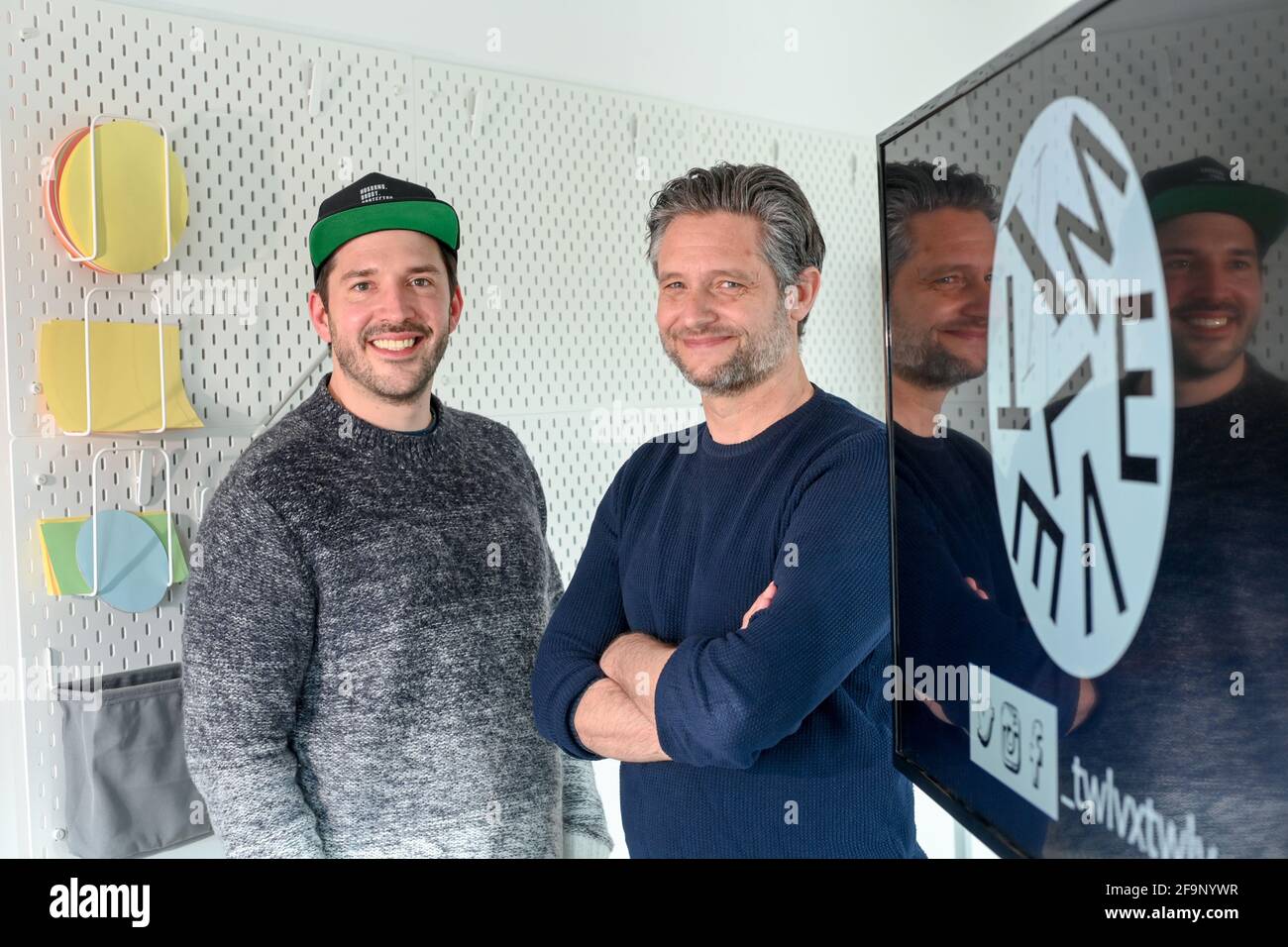 09. April 2021, Berlin: Die Mitbegründer Philipp Köhn (l.) und Jan Denecke vom Start-up twlvxtwlv, ausgesprochen "zwölf mal zwölf". Das Unternehmen unterstützt digitale Kunstwerke dabei, mithilfe der NFT-Technologie ein Echtheitszertifikat zu erhalten. NFTS, Non-fungible Tokens, sind eindeutige kryptografische Anmeldeinformationen, die in die Blockchain geschrieben werden, die an eine Datei (Bild, Musik, Video) gekoppelt ist und nicht manipuliert werden kann. Die digitalen Kunstwerke werden über eine Online-Plattform an Musikfans und Sammler vermarktet. Dadurch entstehen manipulationssichere Sammlerstücke. Der Anspruch besteht darin, Kunst für immer digital zugänglich zu machen. Foto: Jens Kalaene/d Stockfoto