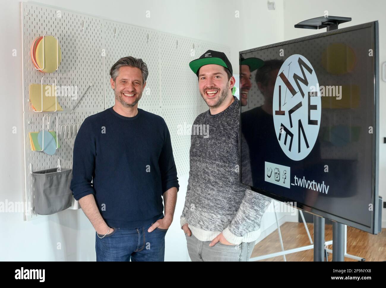 09. April 2021, Berlin: Die Mitbegründer Jan Denecke (l.) und Philipp Köhn vom Start-up twlvxtwlv, ausgesprochen "zwölf mal zwölf". Das Unternehmen unterstützt digitale Kunstwerke dabei, mithilfe der NFT-Technologie ein Echtheitszertifikat zu erhalten. NFTS, Non-fungible Tokens, sind eindeutige kryptografische Anmeldeinformationen, die in die Blockchain geschrieben werden, die an eine Datei (Bild, Musik, Video) gekoppelt ist und nicht manipuliert werden kann. Die digitalen Kunstwerke werden über eine Online-Plattform an Musikfans und Sammler vermarktet. Dadurch entstehen manipulationssichere Sammlerstücke. Der Anspruch besteht darin, Kunst für immer digital zugänglich zu machen. Foto: Jens Kalaene Stockfoto