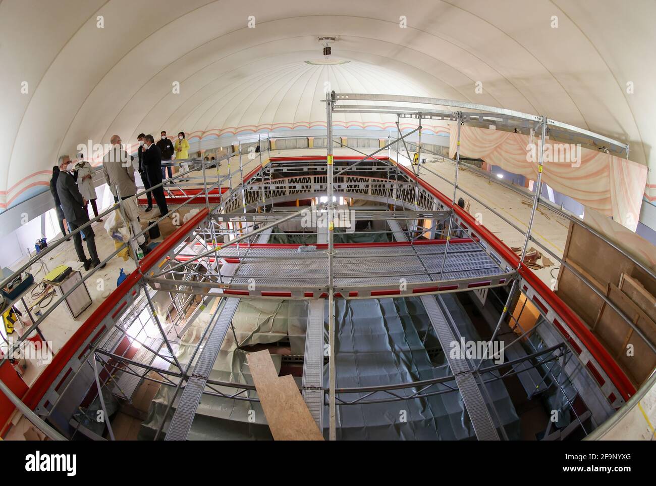 20. April 2021, Sachsen-Anhalt, Bad Lauchstädt: Medienvertreter, Bauherren und Restauratoren stehen unter der historischen Festzelt-Decke des Goethe-Theaters. Die Restaurierung nach dem Original aus dem Jahr 1802 ist nach fünf Monaten abgeschlossen. Das Theater wurde 1802 unter der Leitung von Johann Wolfgang von Goethe (1749-1832) erbaut. Heute ist es das einzige original erhaltene Theatergebäude aus Goethes Zeit. Die gesamte Renovierung des Innenraums wird voraussichtlich bis Juli abgeschlossen sein. Insgesamt sollen 2.6 Millionen Euro in das Gebäude investiert werden. Foto: Jan Woitas/dpa-Zentralb Stockfoto