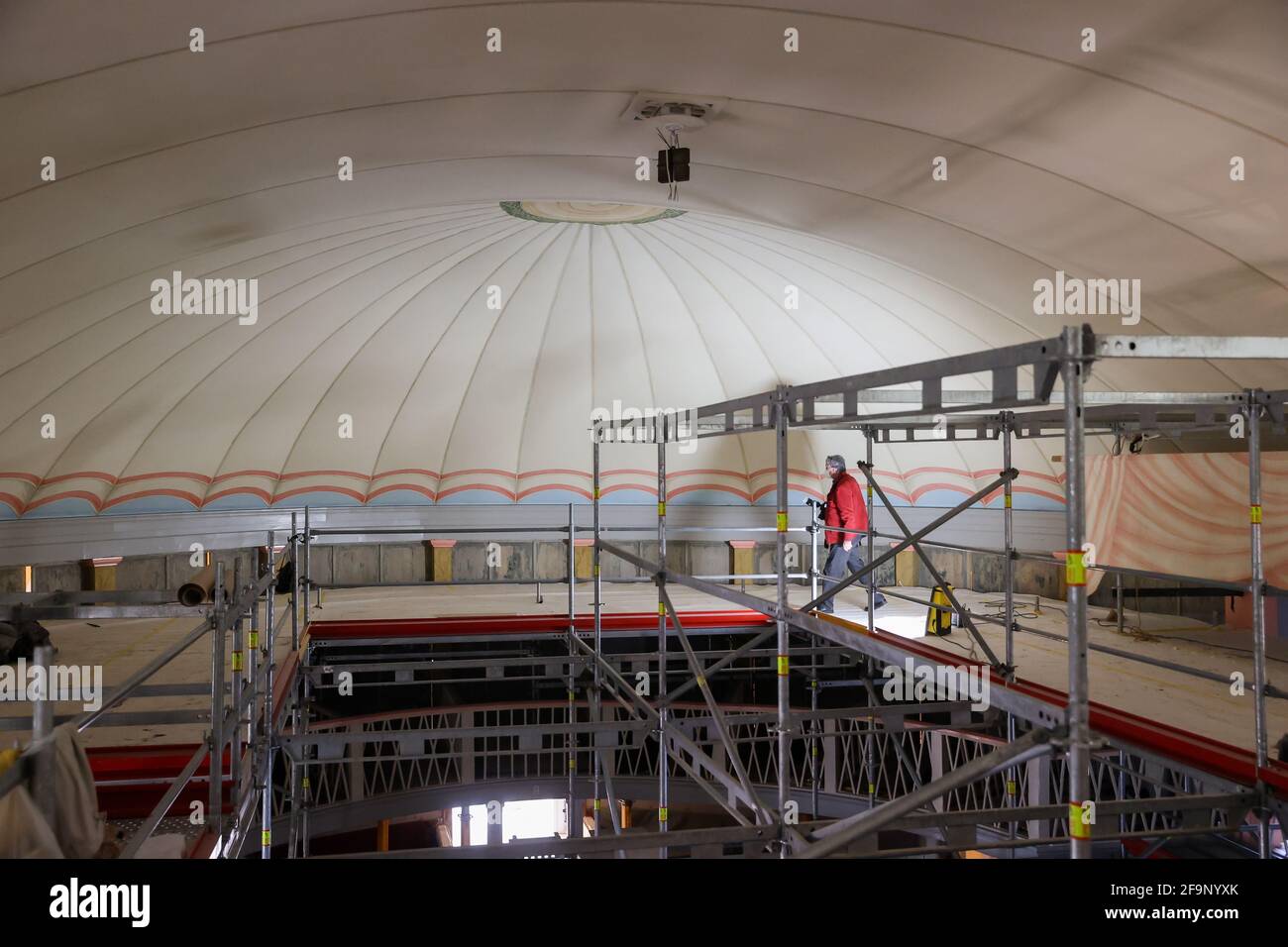 20. April 2021, Sachsen-Anhalt, Bad Lauchstädt: Ein Fotograf geht über Gerüste unter der historischen Festzelt-Decke des Goethe-Theaters. Die Restaurierung nach dem Original aus dem Jahr 1802 ist nach fünf Monaten abgeschlossen. Das Theater wurde 1802 unter der Leitung von Johann Wolfgang von Goethe (1749-1832) erbaut. Heute ist es das einzige original erhaltene Theatergebäude aus Goethes Zeit. Die gesamte Renovierung des Innenraums wird voraussichtlich bis Juli abgeschlossen sein. Insgesamt sollen 2.6 Millionen Euro in das Gebäude investiert werden. Foto: Jan Woitas/dpa-Zentralbild/dpa Stockfoto
