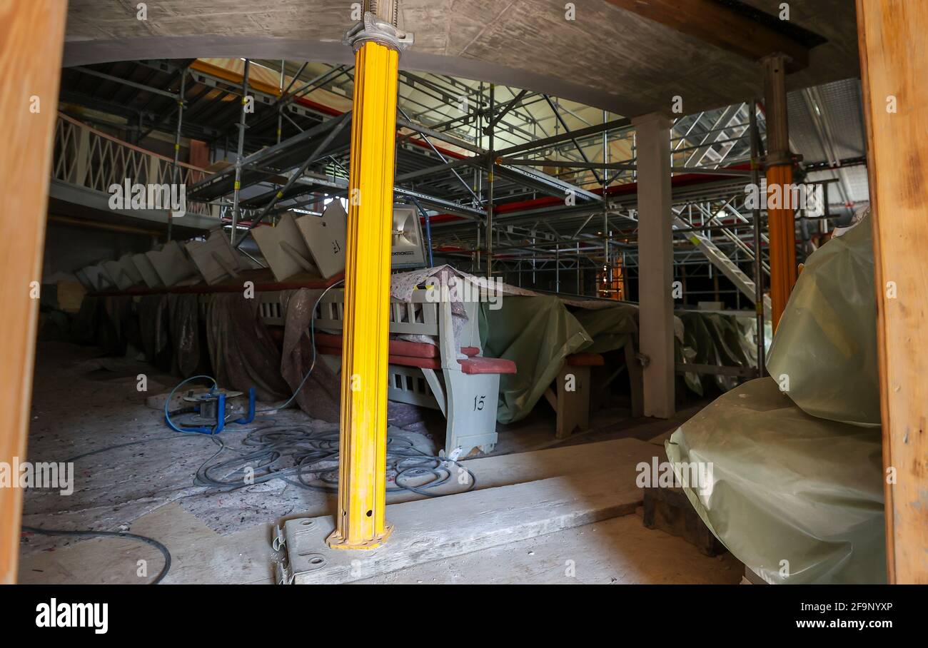 20. April 2021, Sachsen-Anhalt, Bad Lauchstädt: Bauträger und Gerüste dominieren das Innere des Goethe-Theaters. Die Restaurierung der historischen Festzelt-Decke nach dem Original aus dem Jahr 1802 wurde nach fünf Monaten abgeschlossen. Das Theater wurde 1802 unter der Leitung von Johann Wolfgang von Goethe (1749-1832) erbaut. Heute ist es das einzige original erhaltene Theatergebäude aus Goethes Zeit. Die gesamte Renovierung des Innenraums wird voraussichtlich bis Juli abgeschlossen sein. Insgesamt sollen 2.6 Millionen Euro in das Gebäude investiert werden. Foto: Jan Woitas/dpa-Z Stockfoto