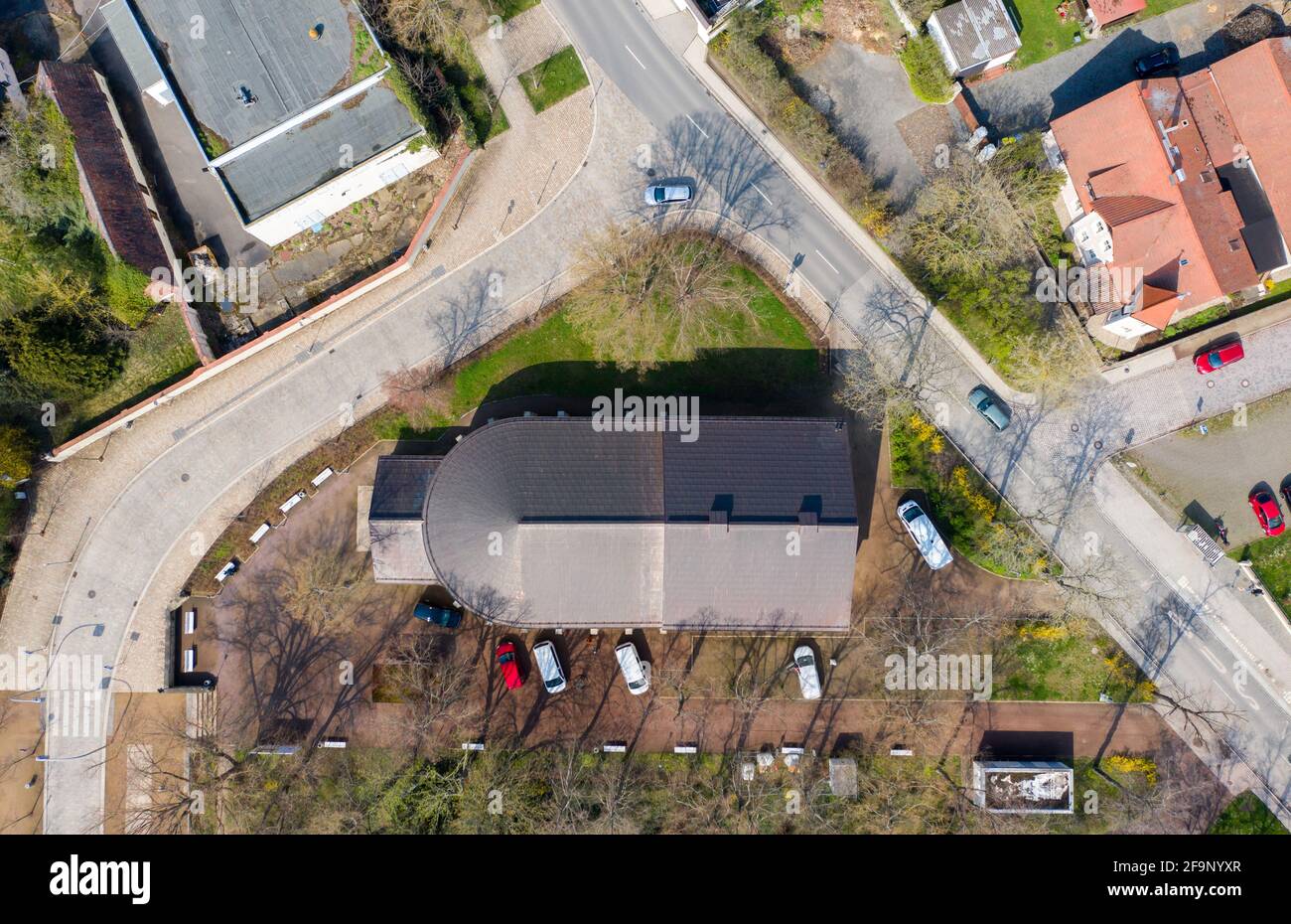 20. April 2021, Sachsen-Anhalt, Bad Lauchstädt: Das neu gedeckte Kupferdach des Goethe-Theaters. Die Restaurierung des historischen Festzeltdachs nach dem Original aus dem Jahr 1802 wurde nach fünf Monaten abgeschlossen. Das Theater wurde 1802 unter der Leitung von Johann Wolfgang von Goethe (1749-1832) erbaut. Heute ist es das einzige original erhaltene Theatergebäude aus Goethes Zeit. Die gesamte Renovierung des Innenraums wird voraussichtlich bis Juli abgeschlossen sein. Insgesamt sollen 2.6 Millionen Euro in das Gebäude investiert werden. (Luftaufnahme mit Drohne) Foto: Jan Woitas/dpa-Zentralbi Stockfoto