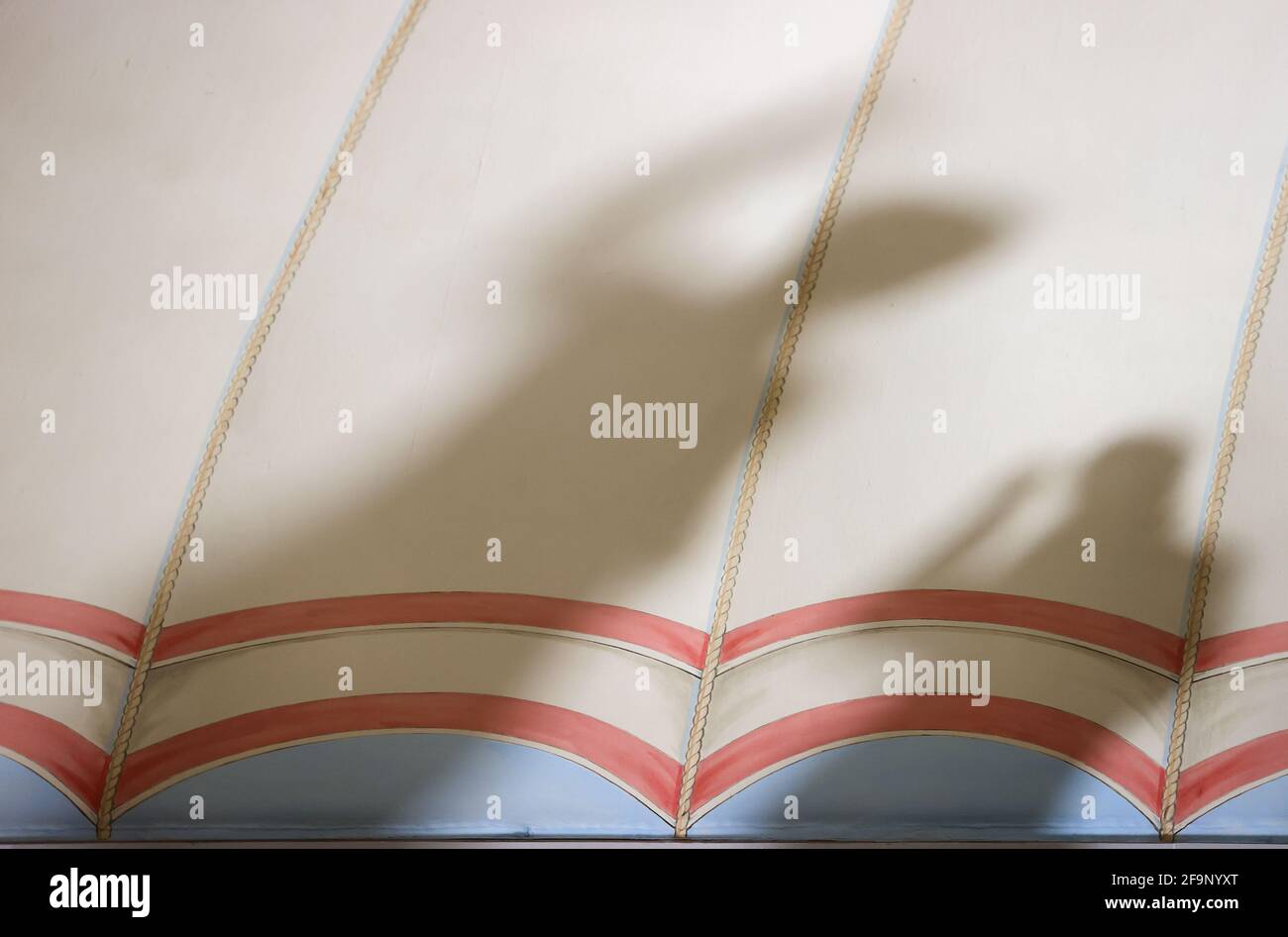 20. April 2021, Sachsen-Anhalt, Bad Lauchstädt: Zwei Restauratoren sprechen über die historische Festzelt-Decke des Goethe-Theaters. Die Restaurierung nach dem Original aus dem Jahr 1802 ist nach fünf Monaten abgeschlossen. Das Theater wurde 1802 unter der Leitung von Johann Wolfgang von Goethe (1749-1832) erbaut. Heute ist es das einzige original erhaltene Theatergebäude aus Goethes Zeit. Die gesamte Renovierung des Innenraums wird voraussichtlich bis Juli abgeschlossen sein. Insgesamt sollen 2.6 Millionen Euro in das Gebäude investiert werden. Foto: Jan Woitas/dpa-Zentralbild/dpa Stockfoto