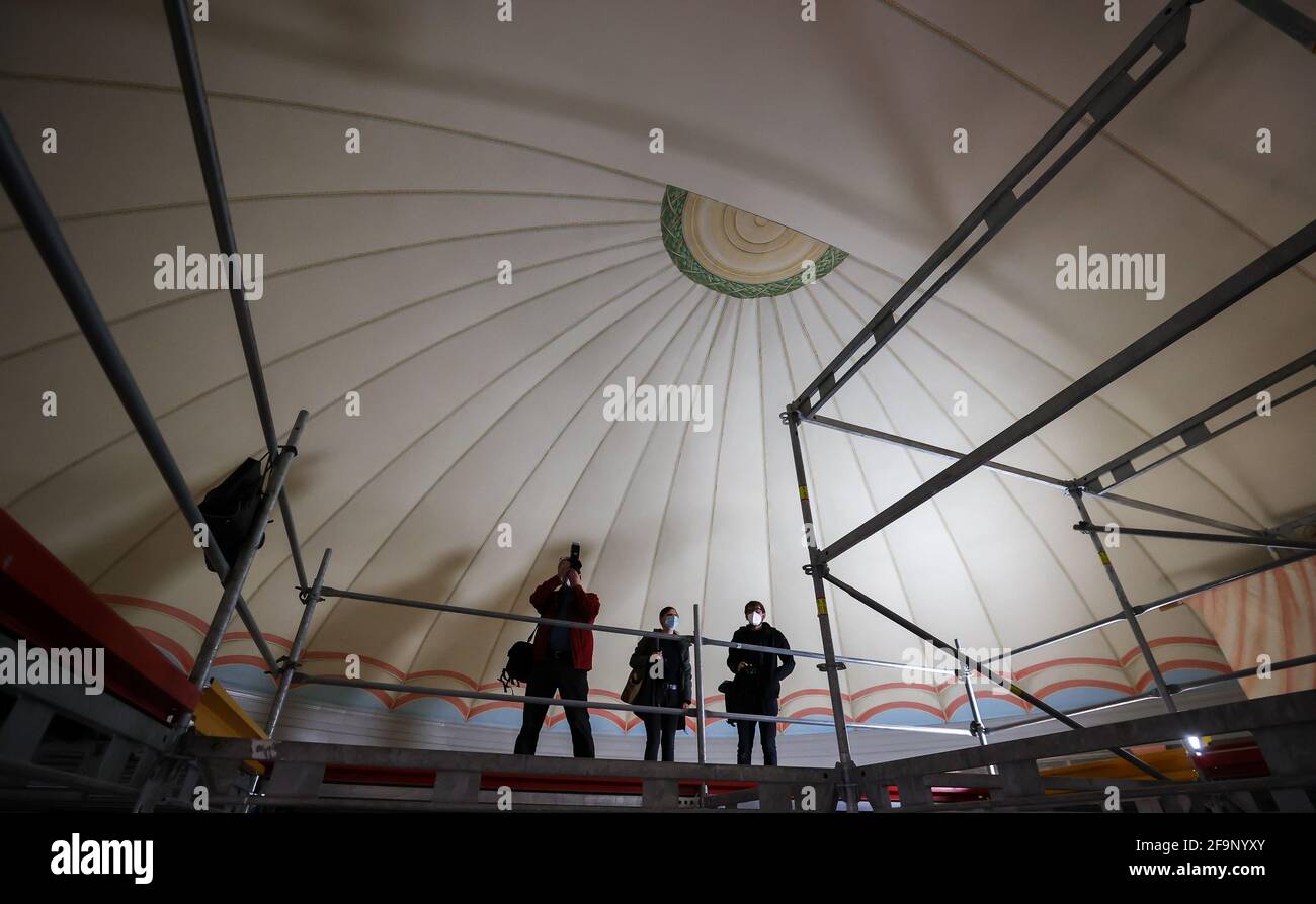 20. April 2021, Sachsen-Anhalt, Bad Lauchstädt: Medienvertreter inspizieren die historische Festzelt-Decke des Goethe-Theaters. Die Restaurierung nach dem Original aus dem Jahr 1802 ist nach fünf Monaten abgeschlossen. Das Theater wurde 1802 unter der Leitung von Johann Wolfgang von Goethe (1749-1832) erbaut. Heute ist es das einzige original erhaltene Theatergebäude aus Goethes Zeit. Die gesamte Renovierung des Innenraums wird voraussichtlich bis Juli abgeschlossen sein. Insgesamt sollen 2.6 Millionen Euro in das Gebäude investiert werden. Foto: Jan Woitas/dpa-Zentralbild/dpa Stockfoto