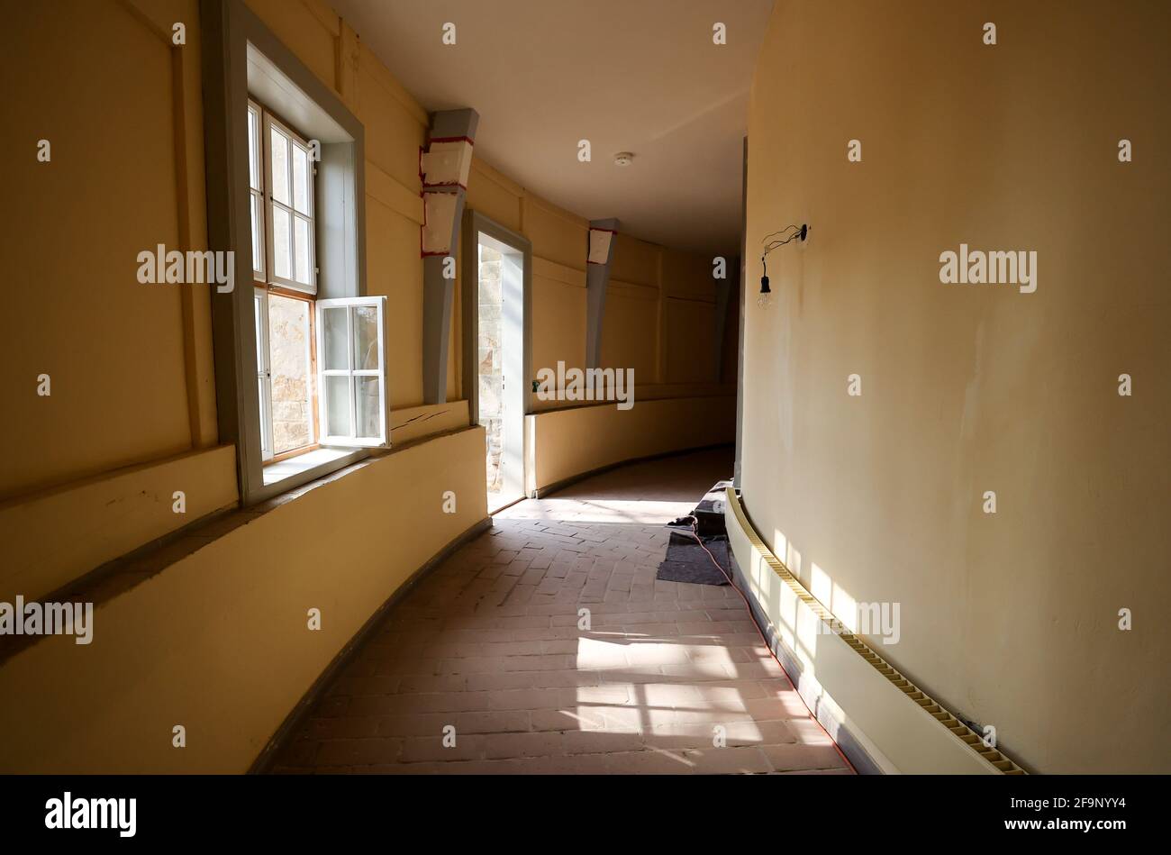 20. April 2021, Sachsen-Anhalt, Bad Lauchstädt: Im Goethe-Theater scheint die Sonne in einen Korridor. Die Restaurierung der historischen Festzelt-Decke nach dem Original aus dem Jahr 1802 ist nach fünf Monaten abgeschlossen. Das Theater wurde 1802 unter der Leitung von Johann Wolfgang von Goethe (1749-1832) erbaut. Heute ist es das einzige original erhaltene Theatergebäude aus Goethes Zeit. Die gesamte Renovierung des Innenraums wird voraussichtlich bis Juli abgeschlossen sein. Insgesamt sollen 2.6 Millionen Euro in das Gebäude investiert werden. Foto: Jan Woitas/dpa-Zentralbild/dpa Stockfoto