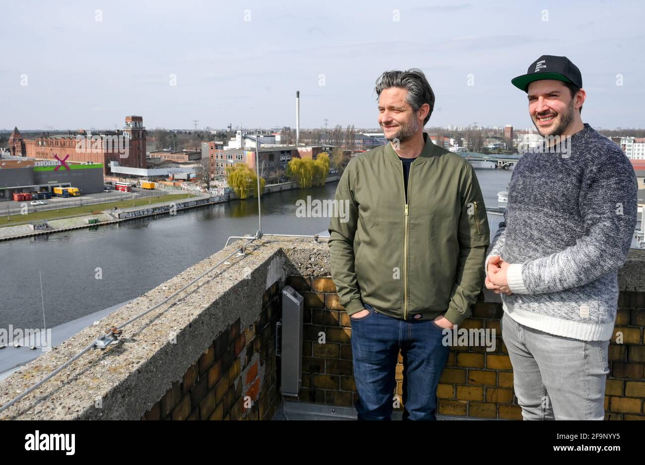 09. April 2021, Berlin: Die Mitbegründer Jan Denecke (l.) und Philipp Köhn vom Start-up twlvxtwlv, ausgesprochen "zwölf mal zwölf". Das Unternehmen unterstützt digitale Kunstwerke dabei, mithilfe der NFT-Technologie ein Echtheitszertifikat zu erhalten. NFTS, Non-fungible Tokens, sind eindeutige kryptografische Anmeldeinformationen, die in die Blockchain geschrieben werden, die an eine Datei (Bild, Musik, Video) gekoppelt ist und nicht manipuliert werden kann. Die digitalen Kunstwerke werden über eine Online-Plattform an Musikfans und Sammler vermarktet. Dadurch entstehen manipulationssichere Sammlerstücke. Der Anspruch besteht darin, Kunst für immer digital zugänglich zu machen. Foto: Jens Kalaene Stockfoto