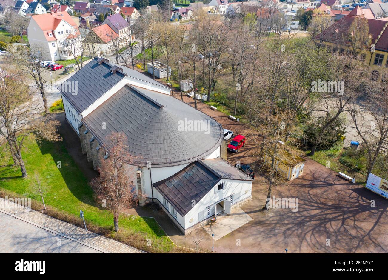 20. April 2021, Sachsen-Anhalt, Bad Lauchstädt: Das frisch gedeckte Kupferdach des Goethe-Theaters. Die Restaurierung des historischen Festzeltdachs nach dem Original aus dem Jahr 1802 wurde nach fünf Monaten abgeschlossen. Das Theater wurde 1802 unter der Leitung von Johann Wolfgang von Goethe (1749-1832) erbaut. Heute ist es das einzige original erhaltene Theatergebäude aus Goethes Zeit. Die gesamte Renovierung des Innenraums wird voraussichtlich bis Juli abgeschlossen sein. Insgesamt sollen 2.6 Millionen Euro in das Gebäude investiert werden. (Luftaufnahme mit Drohne) Foto: Jan Woitas/dpa-Zentral Stockfoto