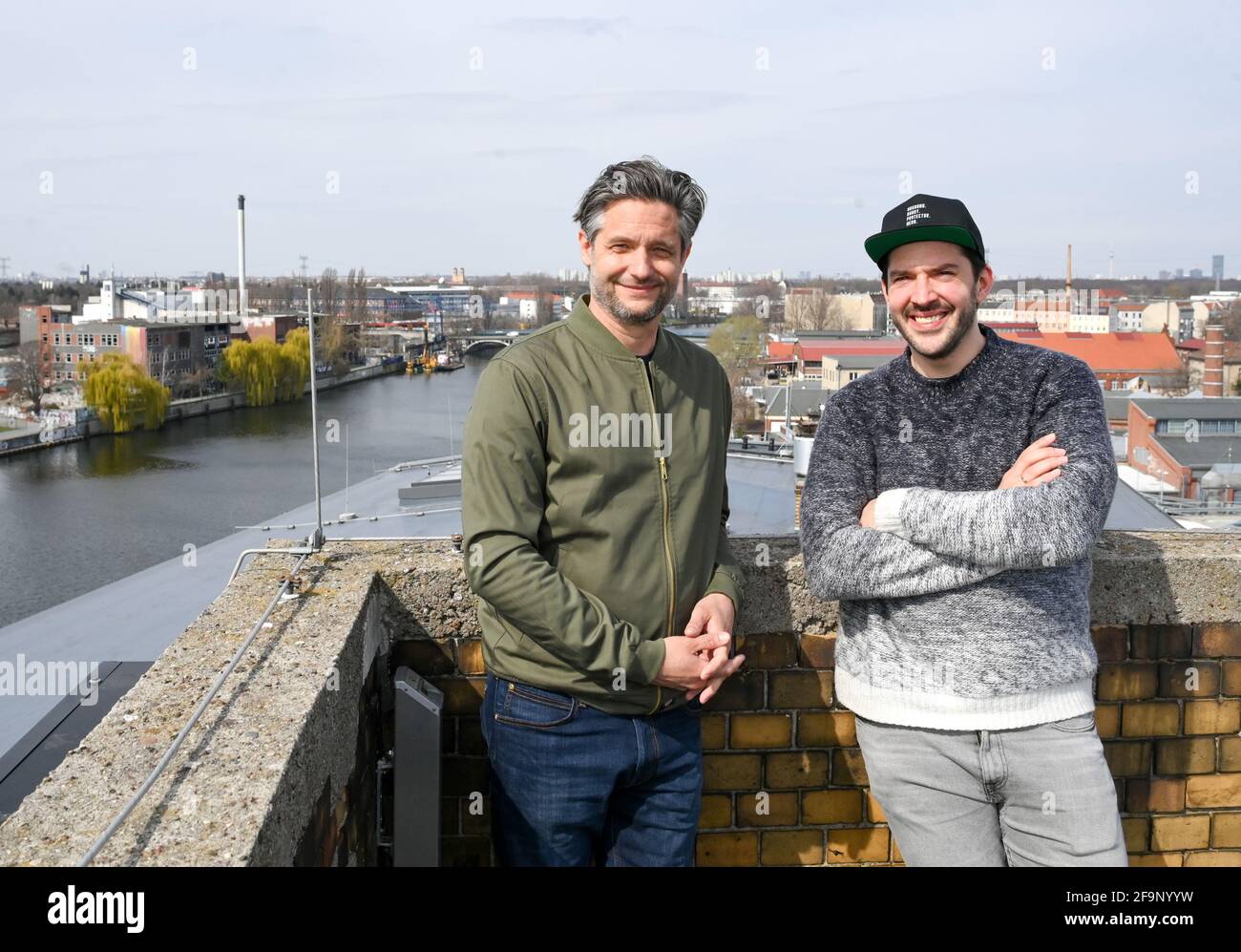 09. April 2021, Berlin: Die Mitbegründer Jan Denecke (l.) und Philipp Köhn vom Start-up twlvxtwlv, ausgesprochen "zwölf mal zwölf". Das Unternehmen unterstützt digitale Kunstwerke dabei, mithilfe der NFT-Technologie ein Echtheitszertifikat zu erhalten. NFTS, Non-fungible Tokens, sind eindeutige kryptografische Anmeldeinformationen, die in die Blockchain geschrieben werden, die an eine Datei (Bild, Musik, Video) gekoppelt ist und nicht manipuliert werden kann. Die digitalen Kunstwerke werden über eine Online-Plattform an Musikfans und Sammler vermarktet. Dadurch entstehen manipulationssichere Sammlerstücke. Der Anspruch besteht darin, Kunst für immer digital zugänglich zu machen. Foto: Jens Kalaene Stockfoto