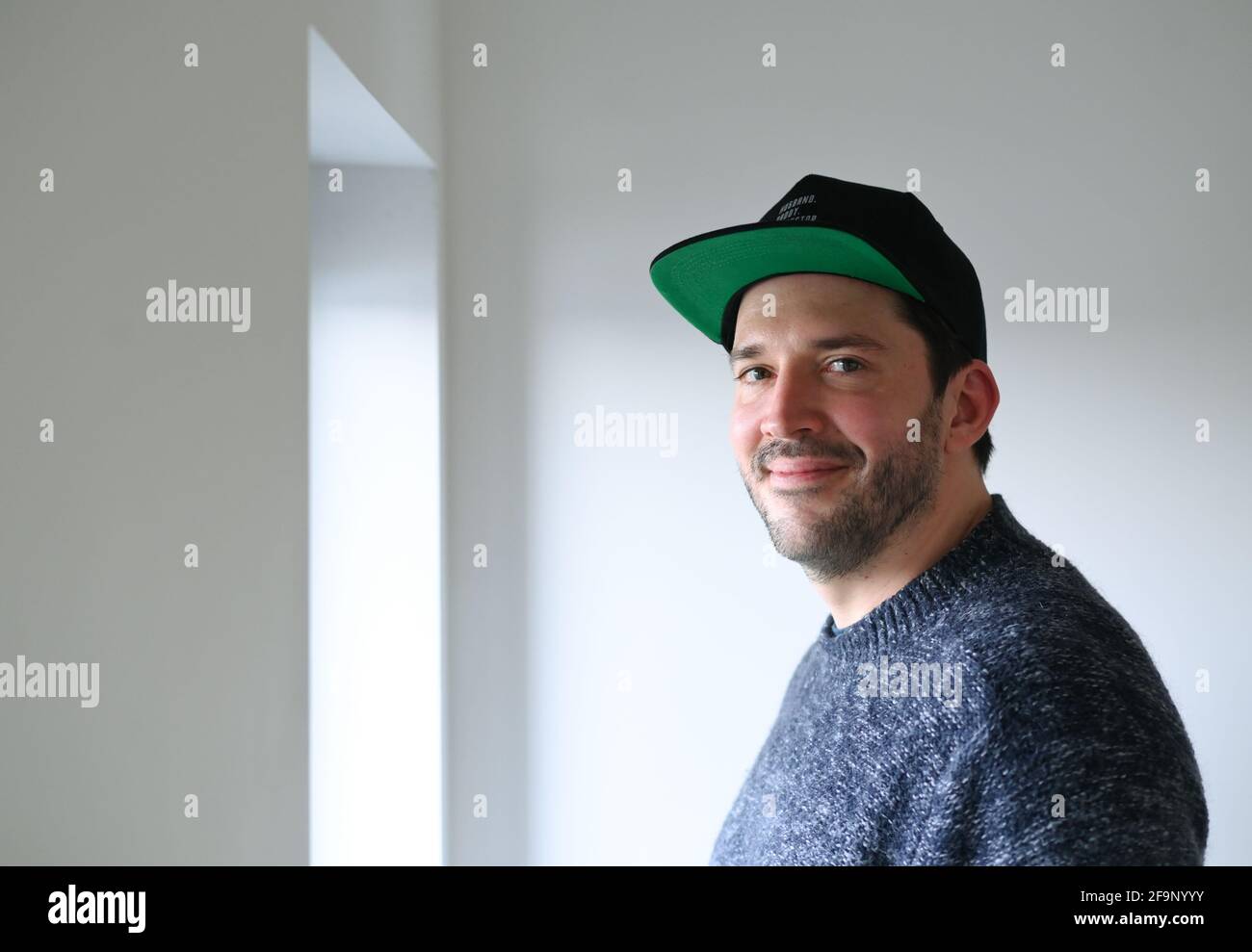 09. April 2021, Berlin: Philipp Köhn vom Start-up-Unternehmen twlvxtwlv, ausgesprochen "zwölf mal zwölf". Das Unternehmen unterstützt digitale Kunstwerke dabei, mithilfe der NFT-Technologie ein Echtheitszertifikat zu erhalten. NFTS, Non-fungible Tokens, sind eindeutige kryptografische Anmeldeinformationen, die in die Blockchain geschrieben werden, die an eine Datei (Bild, Musik, Video) gekoppelt ist und nicht manipuliert werden kann. Die digitalen Kunstwerke werden über eine Online-Plattform an Musikfans und Sammler vermarktet. Dadurch entstehen manipulationssichere Sammlerstücke. Der Anspruch besteht darin, Kunst für immer digital zugänglich zu machen. Foto: Jens Kalaene/dpa-Zentralbild/ZB Stockfoto