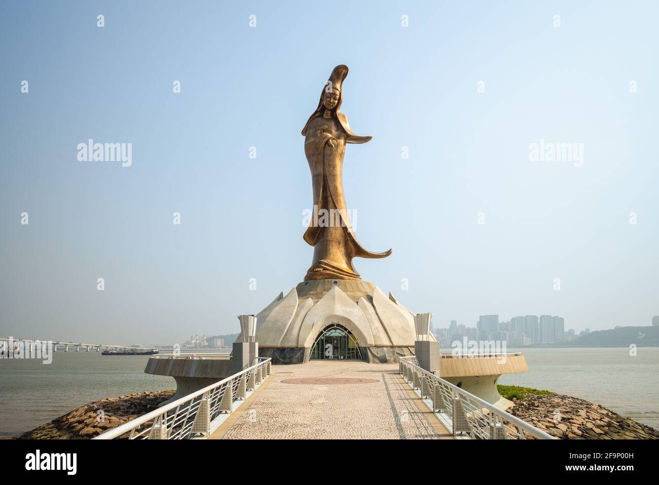 12. Oktober 2019: Das Ökumenische Zentrum Kun Iam ist eine 20 Meter hohe Bronzestatue, die Guan Yin, der Göttin der Barmherzigkeit, gewidmet ist und sich auf einer von Menschen geschaffene isla befindet Stockfoto