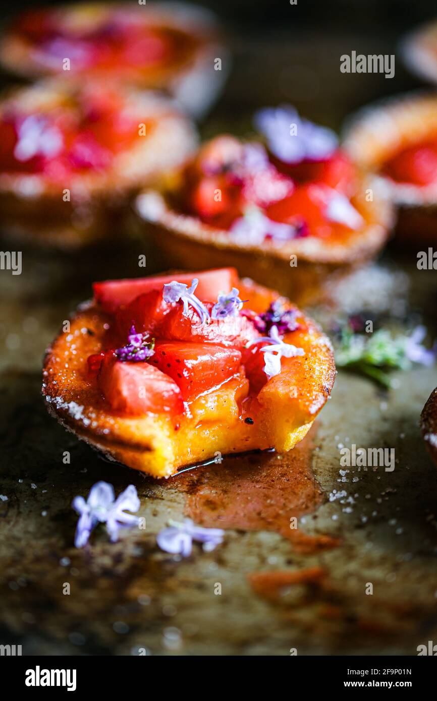 Erdbeeren und Fliedersirup Popovers Stockfoto