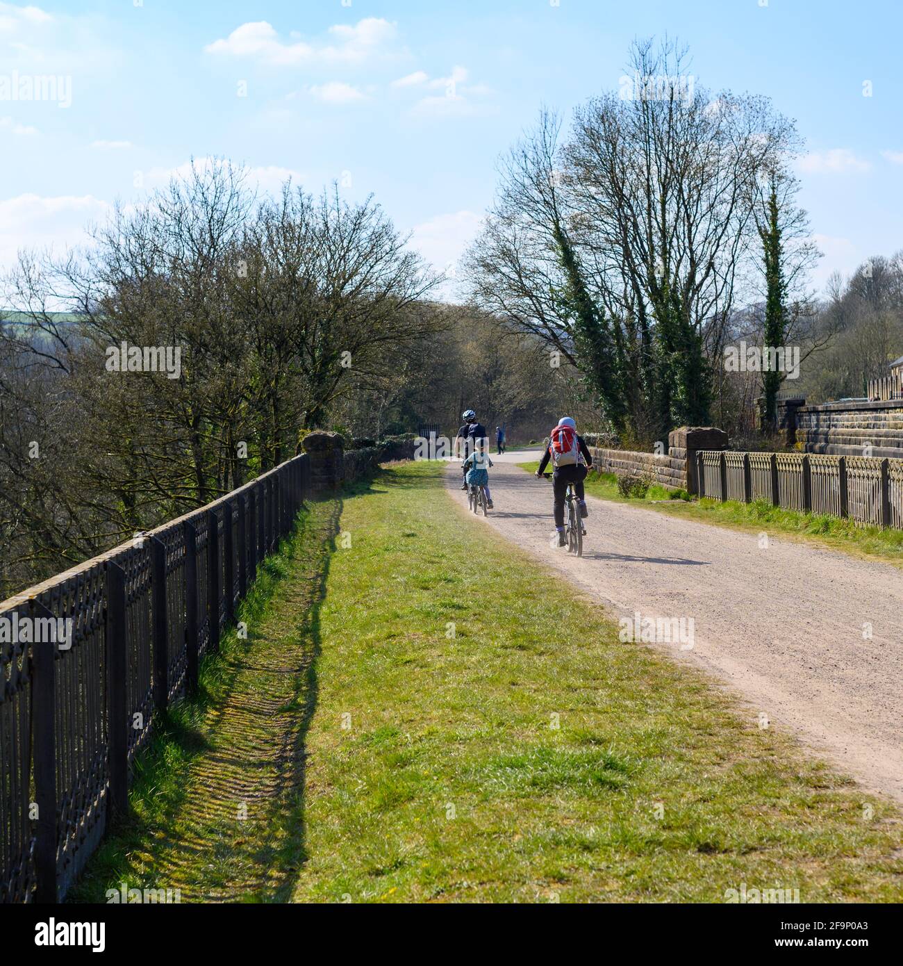 Radfahrer auf dem Viadukt in Millers Dale, Peak District, Derbyshire, Großbritannien, Teil des Monsal Trail-Radweges Stockfoto