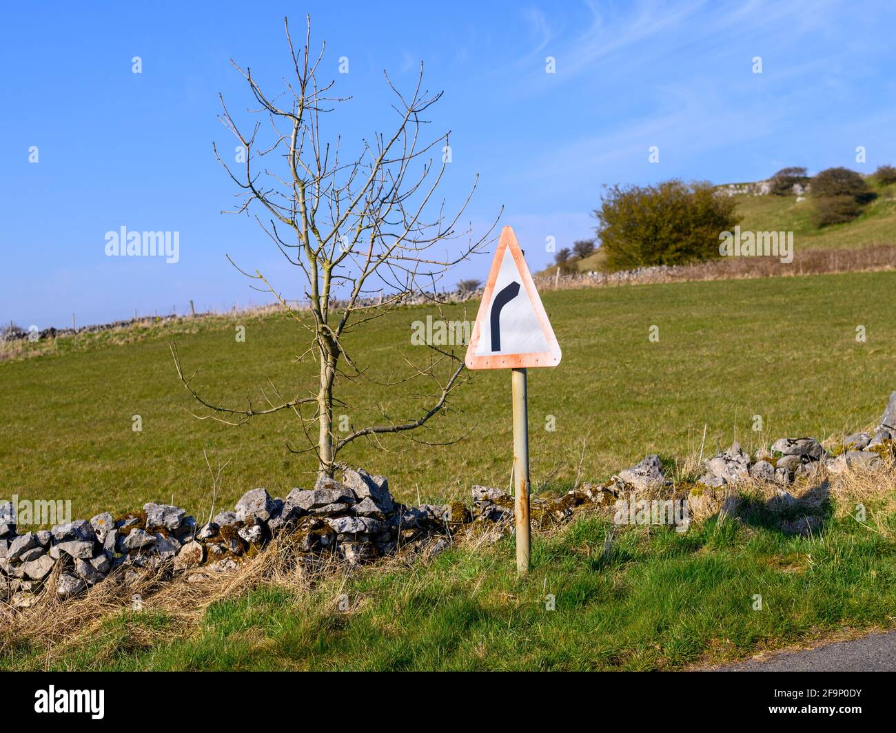 Scharfe Kurve dreieckige Warnschild auf dem Land, Großbritannien Stockfoto