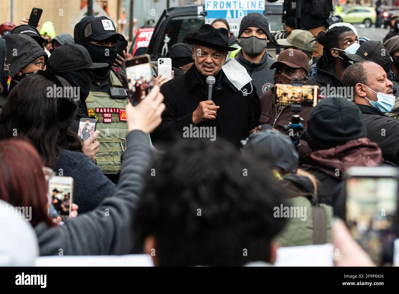 Reverend Jesse Jackson spricht in der Nähe des Hennepin County Government Center am 19. April 2021, dem Tag des Schließens von Argumenten und dem Beginn der Jury-Beratung im Derek Chauvin-Prozess in Minneapolis, Minnesota. Foto: Chris Tuite /ImageSPACE/MediaPunch Stockfoto