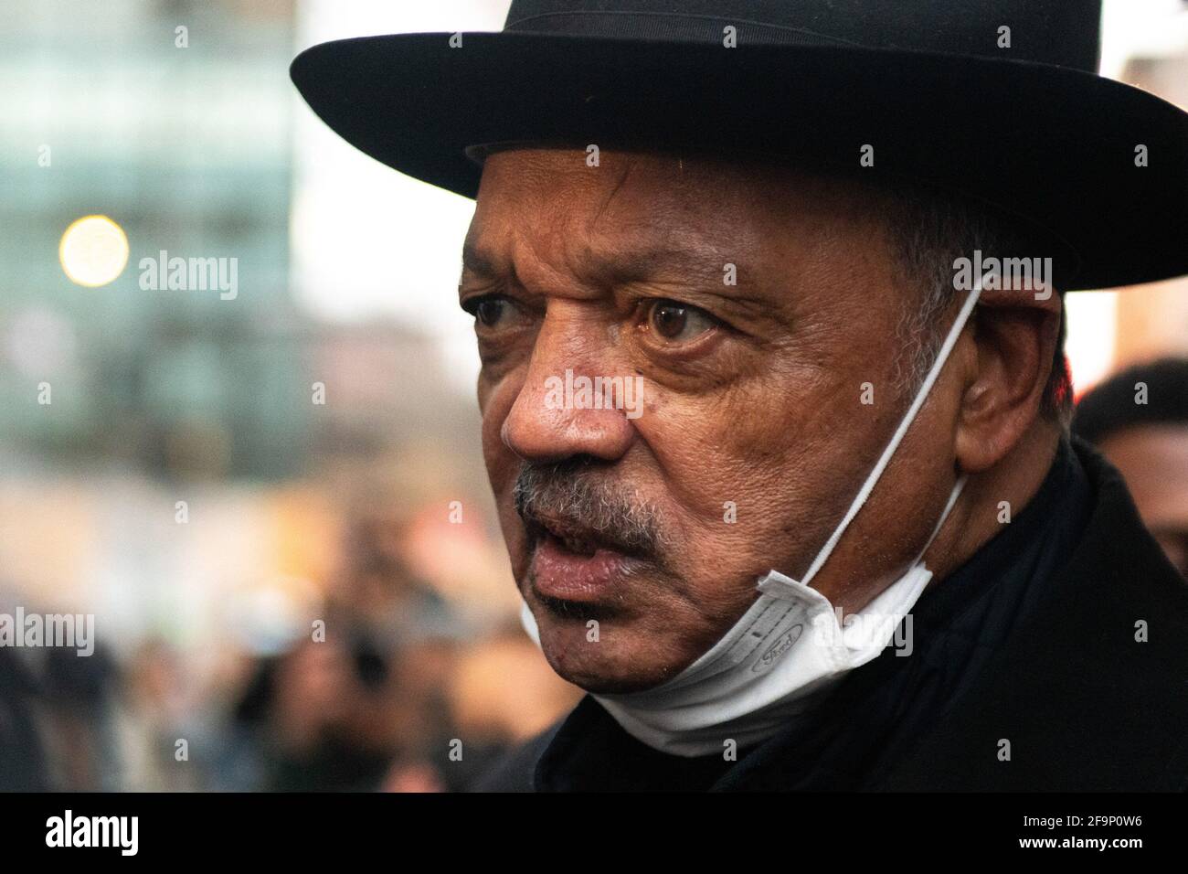 Reverend Jesse Jackson spricht in der Nähe des Hennepin County Government Center am 19. April 2021, dem Tag des Schließens von Argumenten und dem Beginn der Jury-Beratung im Derek Chauvin-Prozess in Minneapolis, Minnesota. Foto: Chris Tuite /ImageSPACE/MediaPunch Stockfoto