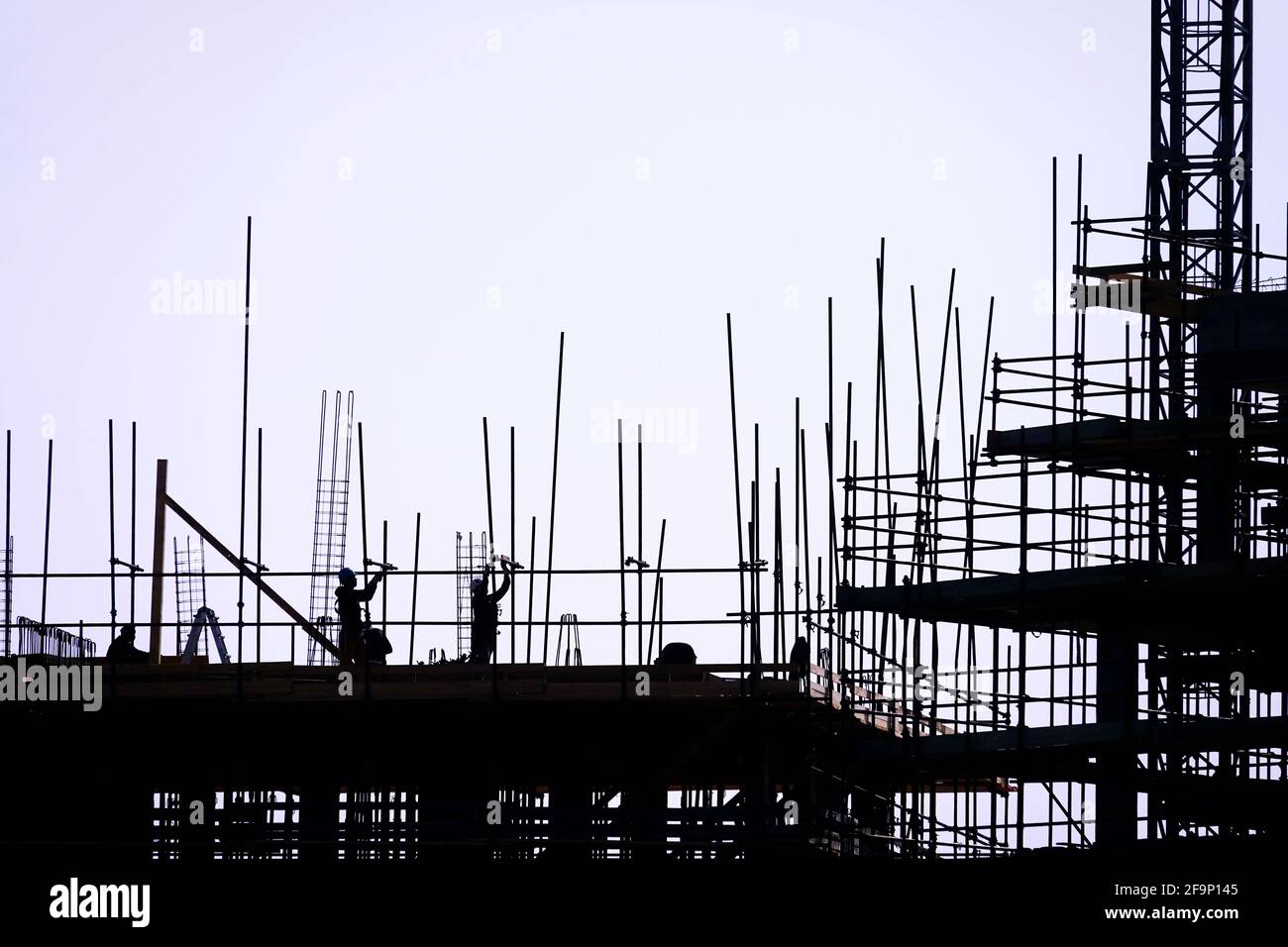 Die Gruppe der Arbeiter, die auf einer Baustelle arbeiten. Stockfoto