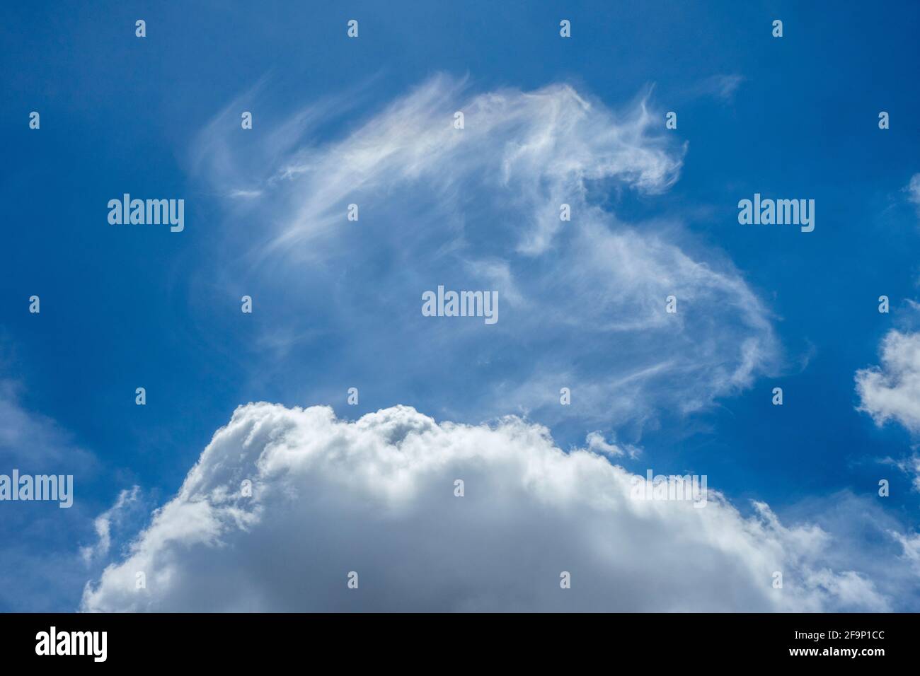 Weiße Wolke mit dem klaren blauen Himmel im Hintergrund Zur Zeit des hellen sonnigen Tages aus Indonesien Stockfoto