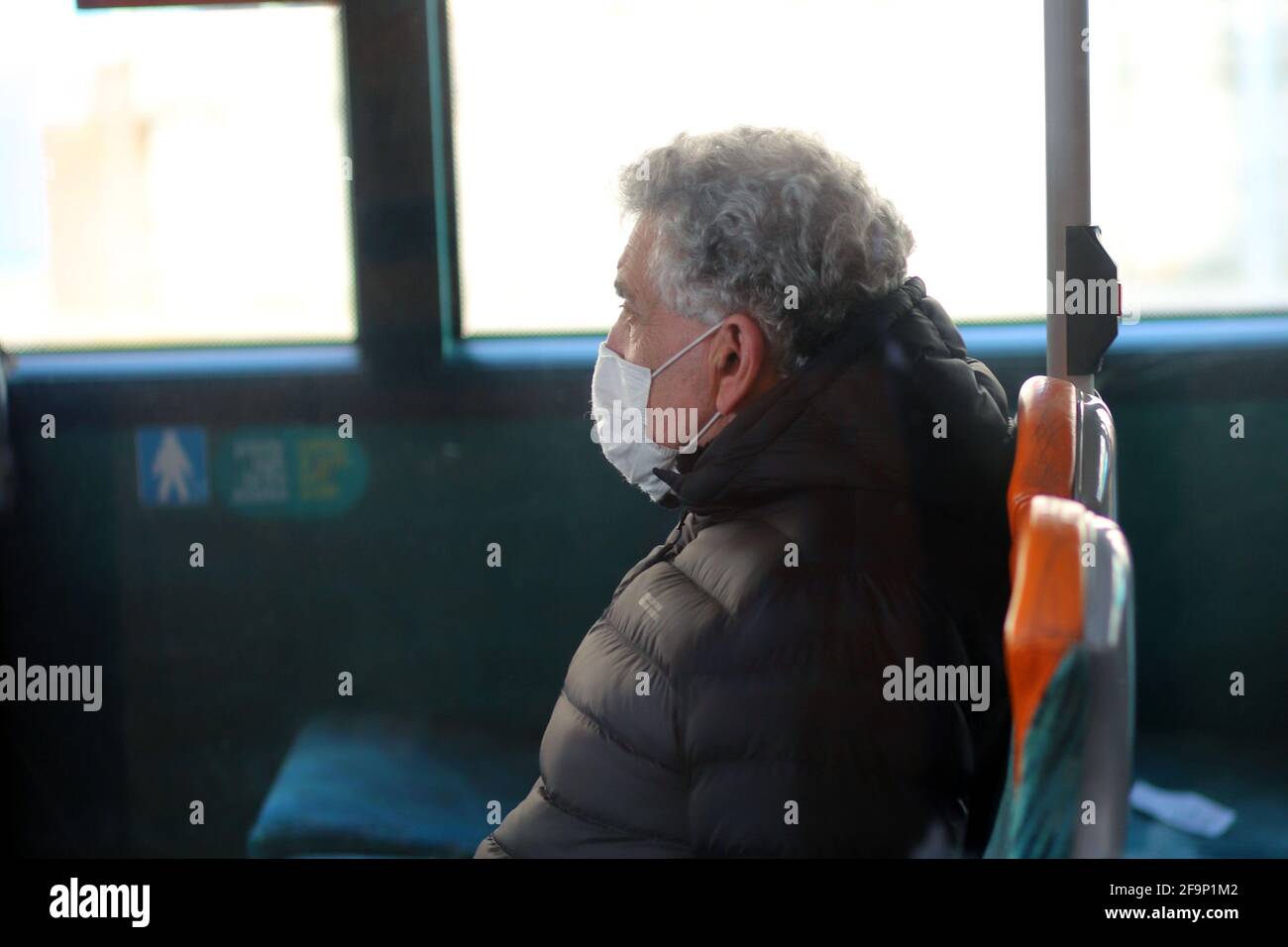 Cardiff. Februar 2021. Ein Mann, der mit dem Bus durch Cardiff fährt. COPYRIGHT Fotojournalistin Steffan Clifton Stockfoto