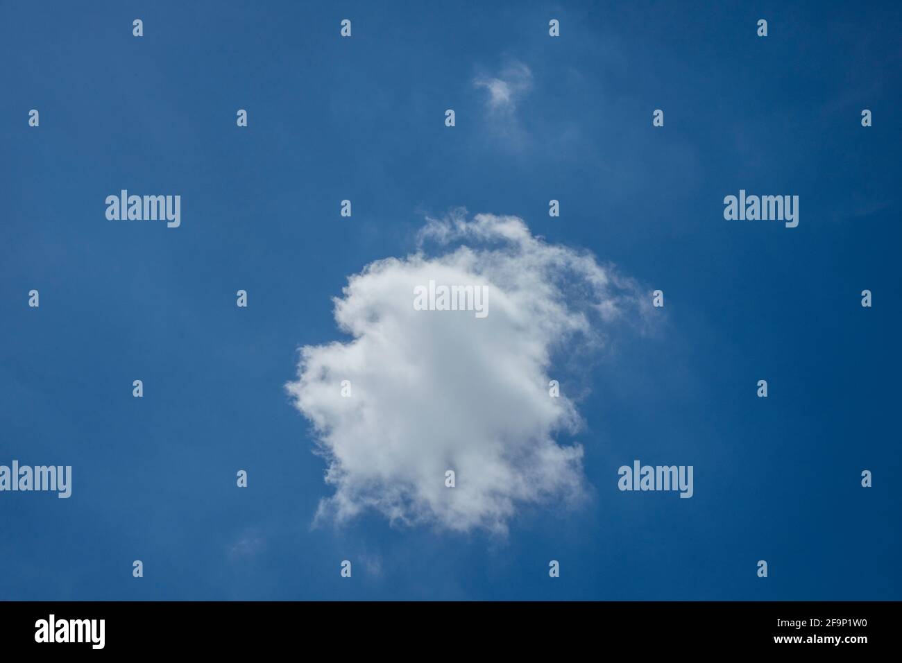 Weiße Wolke mit dem klaren blauen Himmel im Hintergrund Zur Zeit des hellen sonnigen Tages aus Indonesien Stockfoto