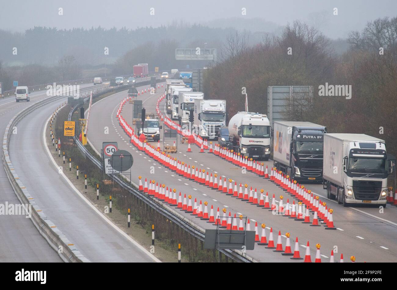 Foto vom 12/12/20 einer beweglichen Barriere (links) an der M20, die in Kent eingeführt wurde, weil befürchtet wird, dass der Rückzug der UKÕs aus der Europäischen Union zu einer Störung des Cross-Channel-Handels führen könnte. Das Verkehrsministerium hat bekannt gegeben, dass am Wochenende eine bewegliche Barriere an der M20 demontiert wird, zusammen mit einer Genehmigung, die LKW-Fahrer nach dem Ende der Brexit-Übergangsphase, die ebenfalls verschrottet wurde, nach Kent einreisen müssen. Ausgabedatum: Dienstag, 20. April 2021. Stockfoto